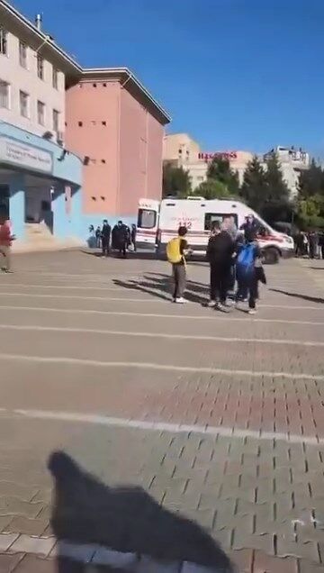 Başakşehir’de ortaokulda bıçaklı kavga: 8 öğrenci yaralandı