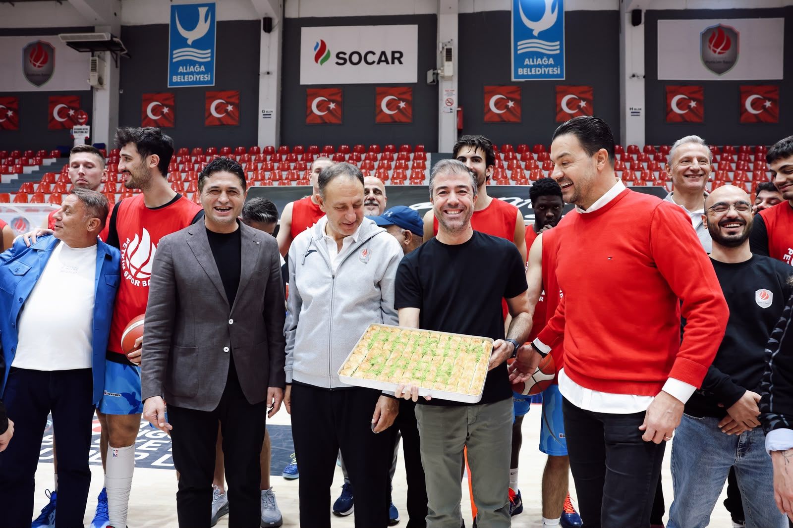 Başkan Serkan Acar’dan Aliağa Petkim Spor’a Moral Ziyareti (2)