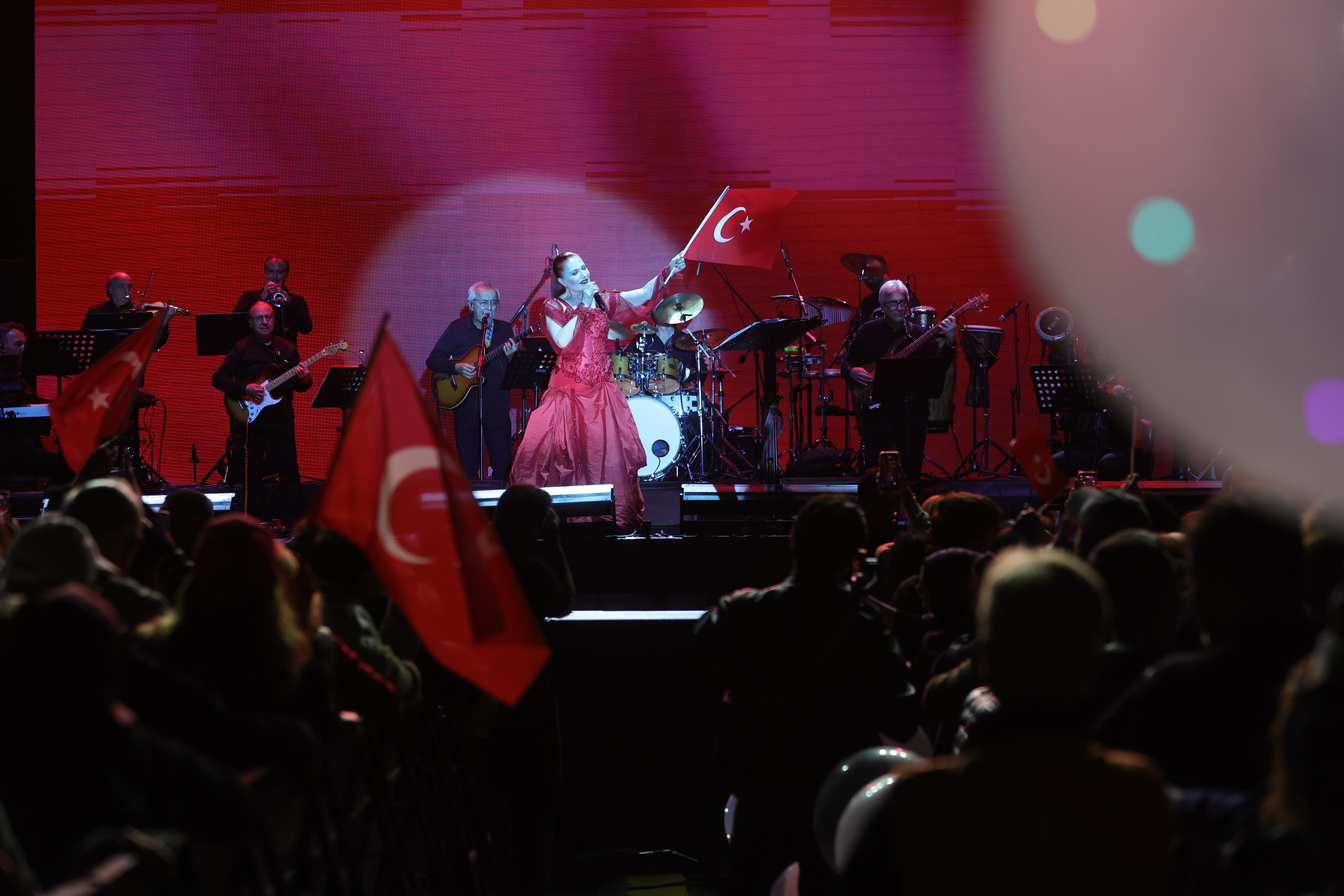 Bayrakli’da Cumhuri̇yet Coşkusu Kortej Ve Candan Erçeti̇n’le Taçlandi (15)