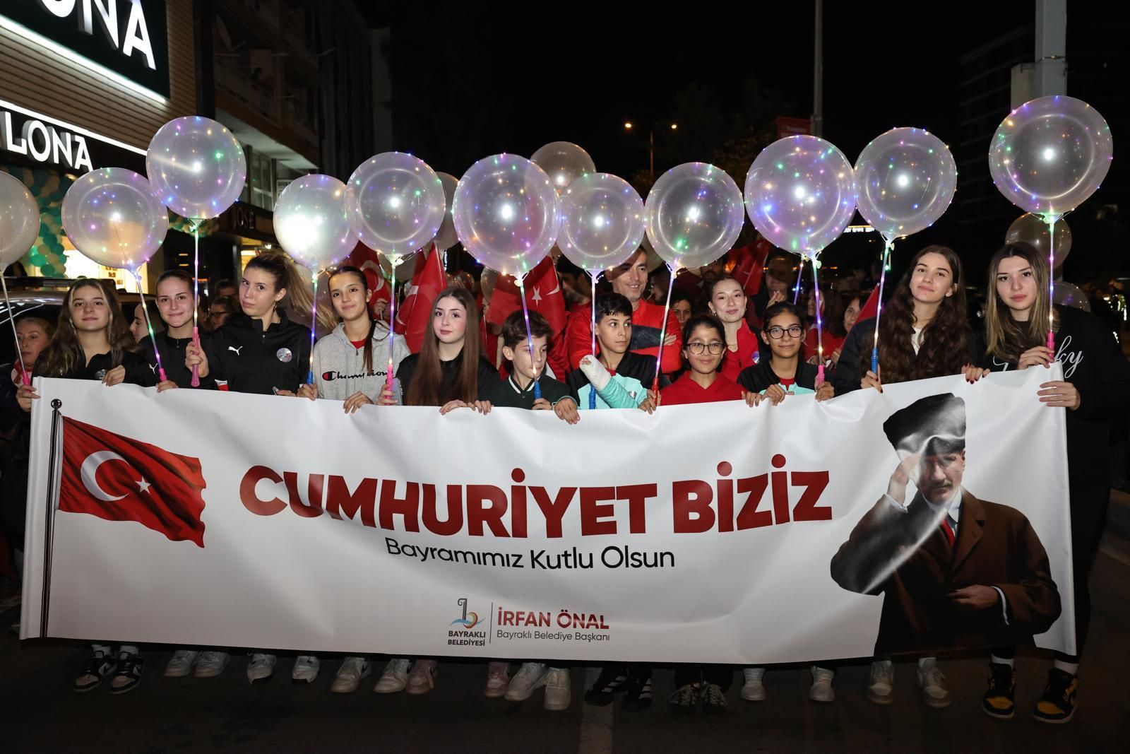 Bayrakli’da Cumhuri̇yet Coşkusu Kortej Ve Candan Erçeti̇n’le Taçlandi (6)