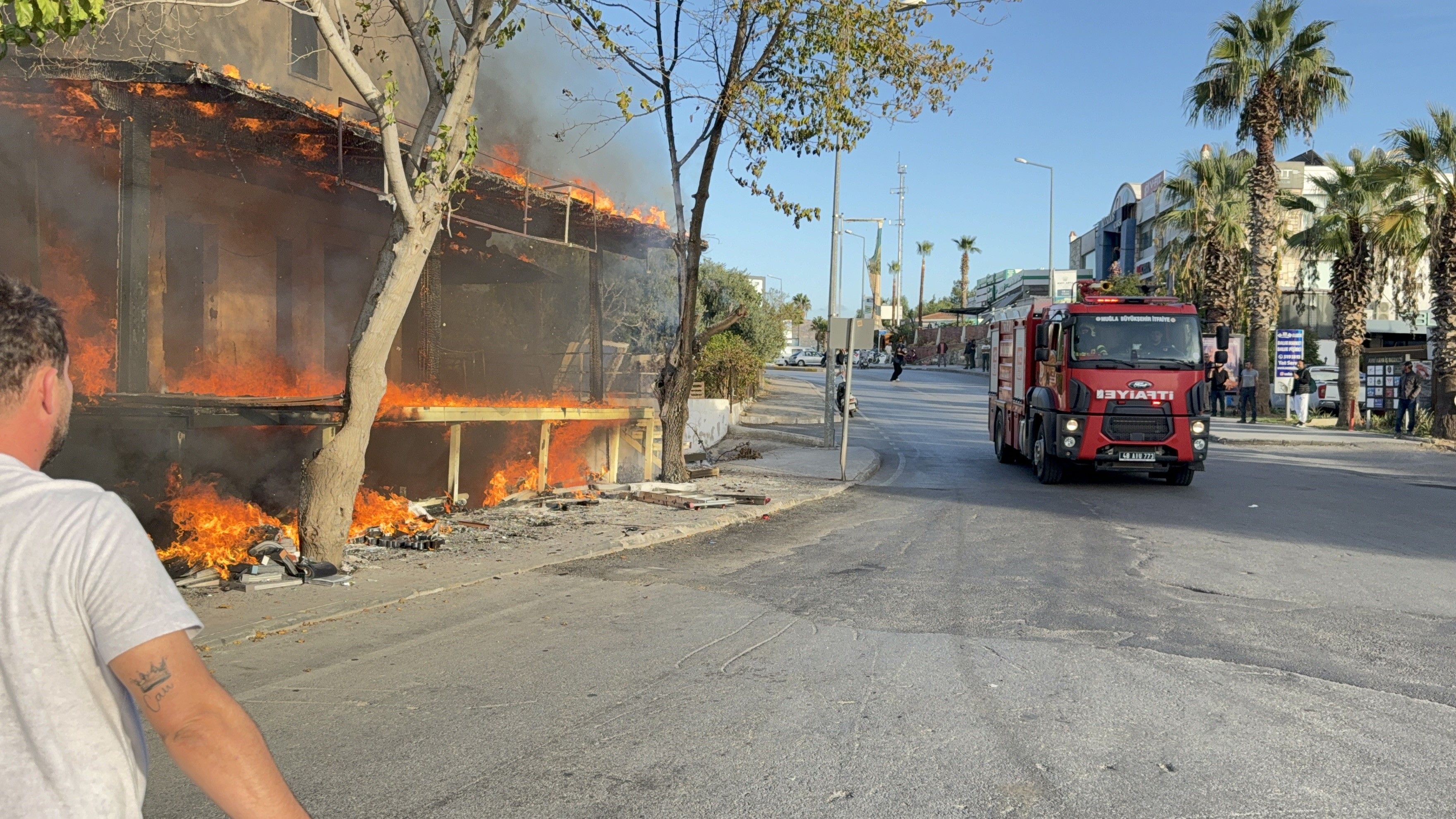 Bodrum’da Depo Yangını 15 Dakikada Küle Döndü (2)