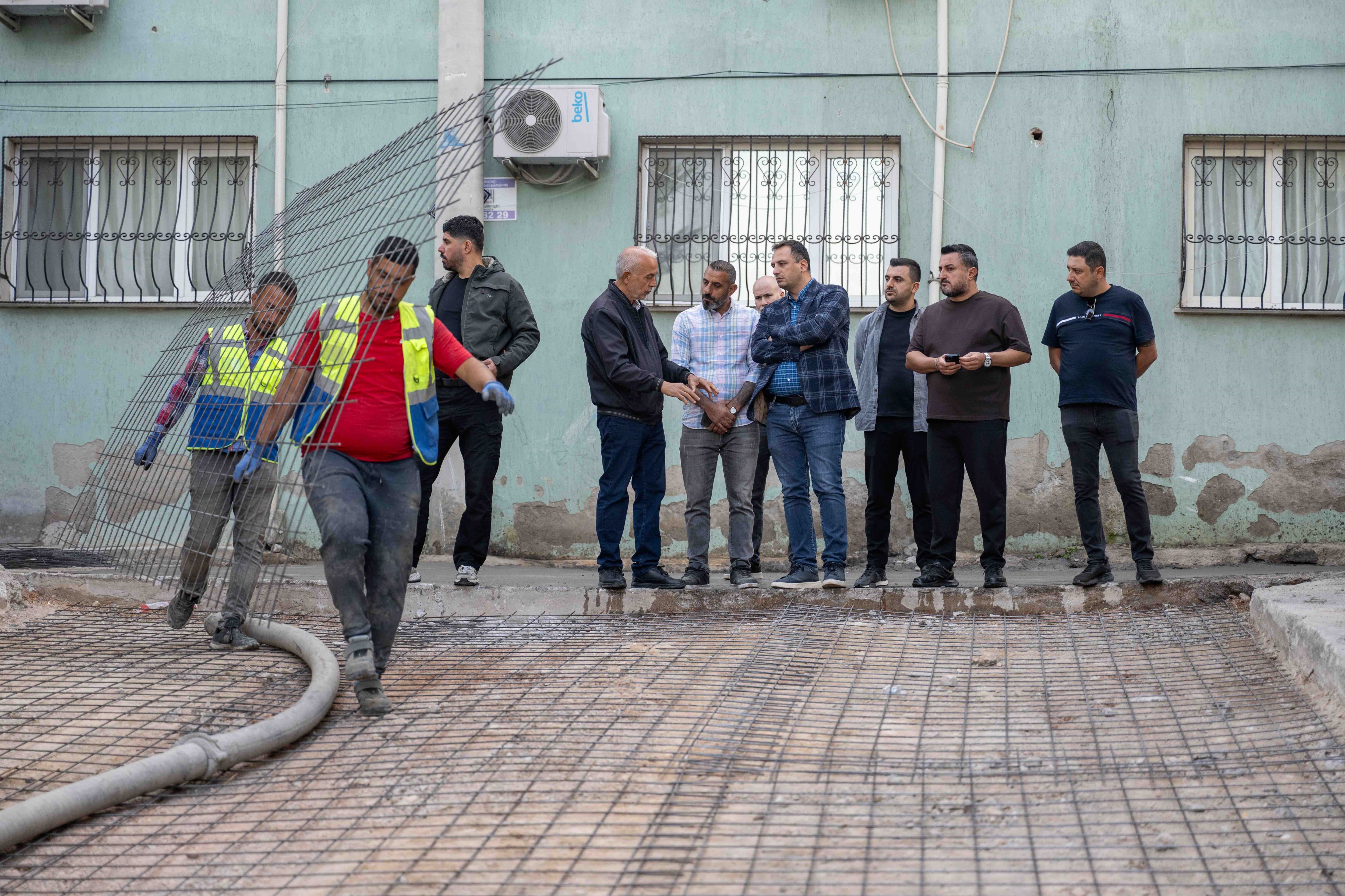 Bornova Belediyesi, Serintepe Mahallesi’nde Betonlama Çalışmalarını Bir Hafta Içinde Tamamlamayı Hedefliyor (5)