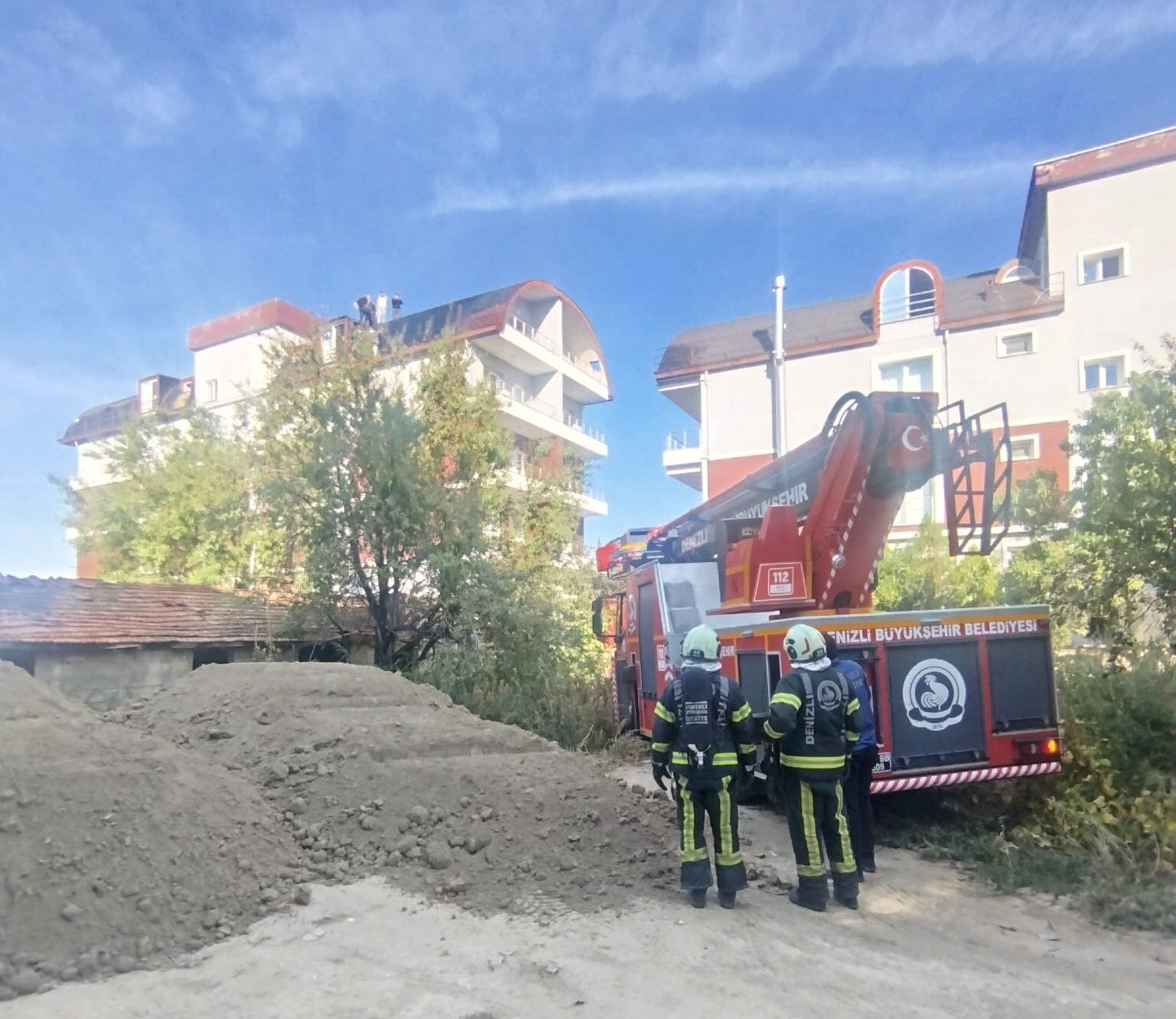Çivril’de Apartmanın Çatısında Yangın Çıktı (2)