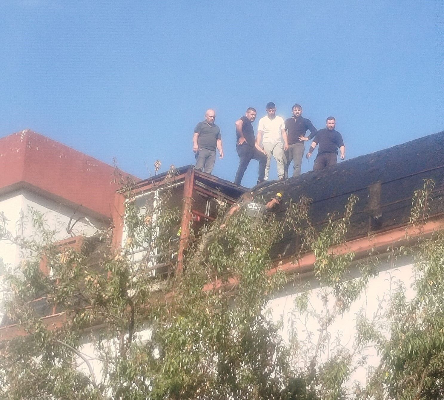 Çivril’de Apartmanın Çatısında Yangın Çıktı (3)