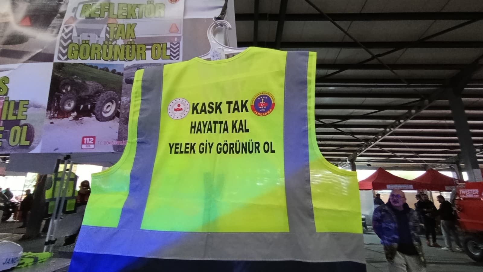 Çivril’de Jandarmadan Reflektörlü Yelek Uygulaması (2)