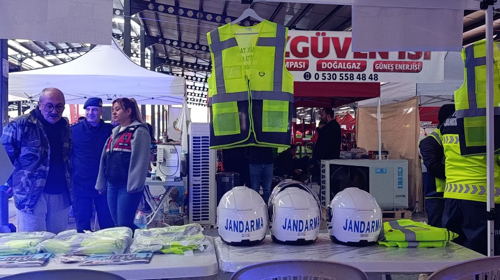 Çivril’de Jandarmadan Reflektörlü Yelek Uygulaması (3)