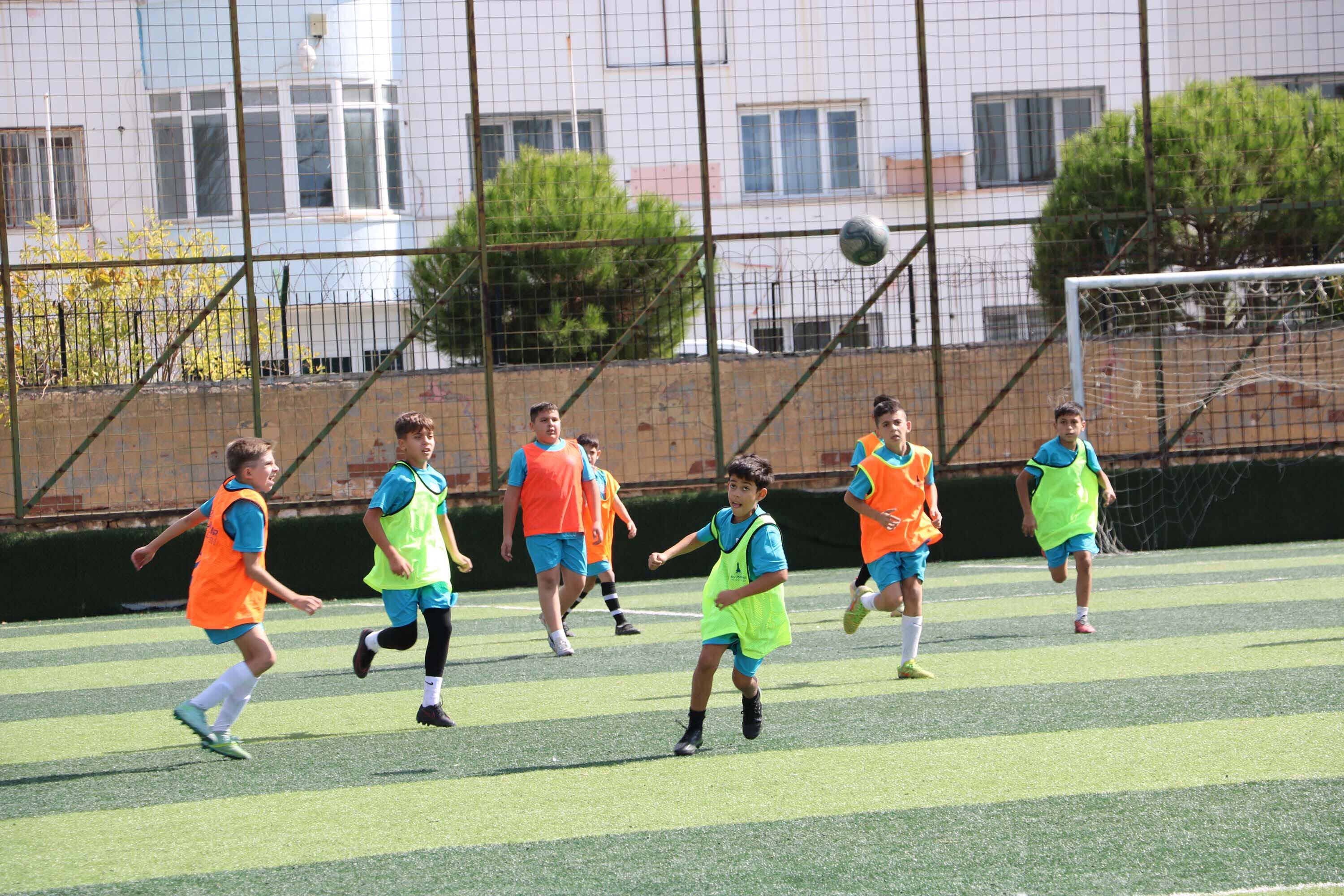 Gültepe’de çocuklar futbol ile kötü alışkanlıklardan uzaklaşıyor