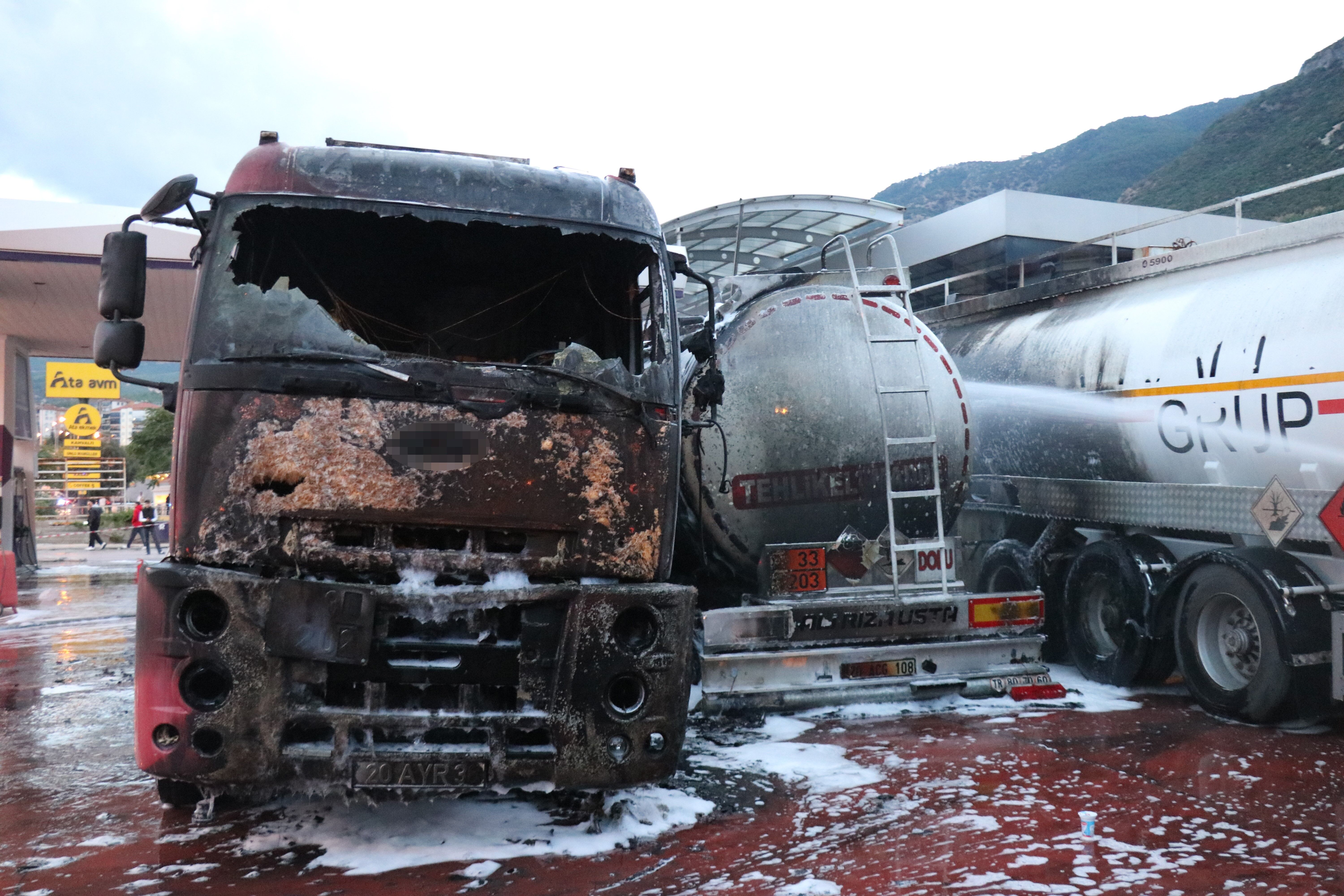 Denizli’de Akaryakıt Tankerinde Yangın 3 Tanker Hasar Gördü (2)