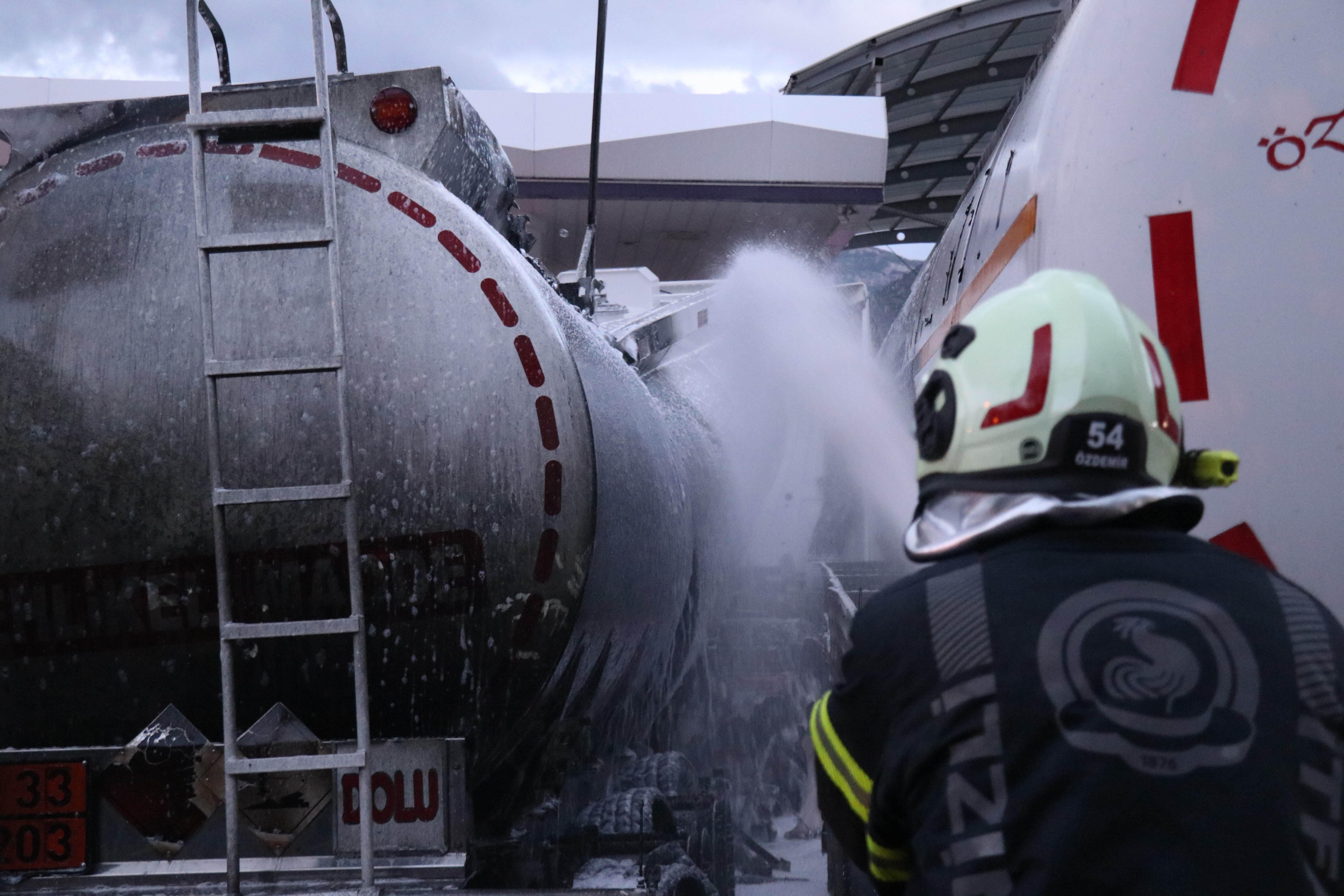 Denizli’de Akaryakıt Tankerinde Yangın 3 Tanker Hasar Gördü (3)