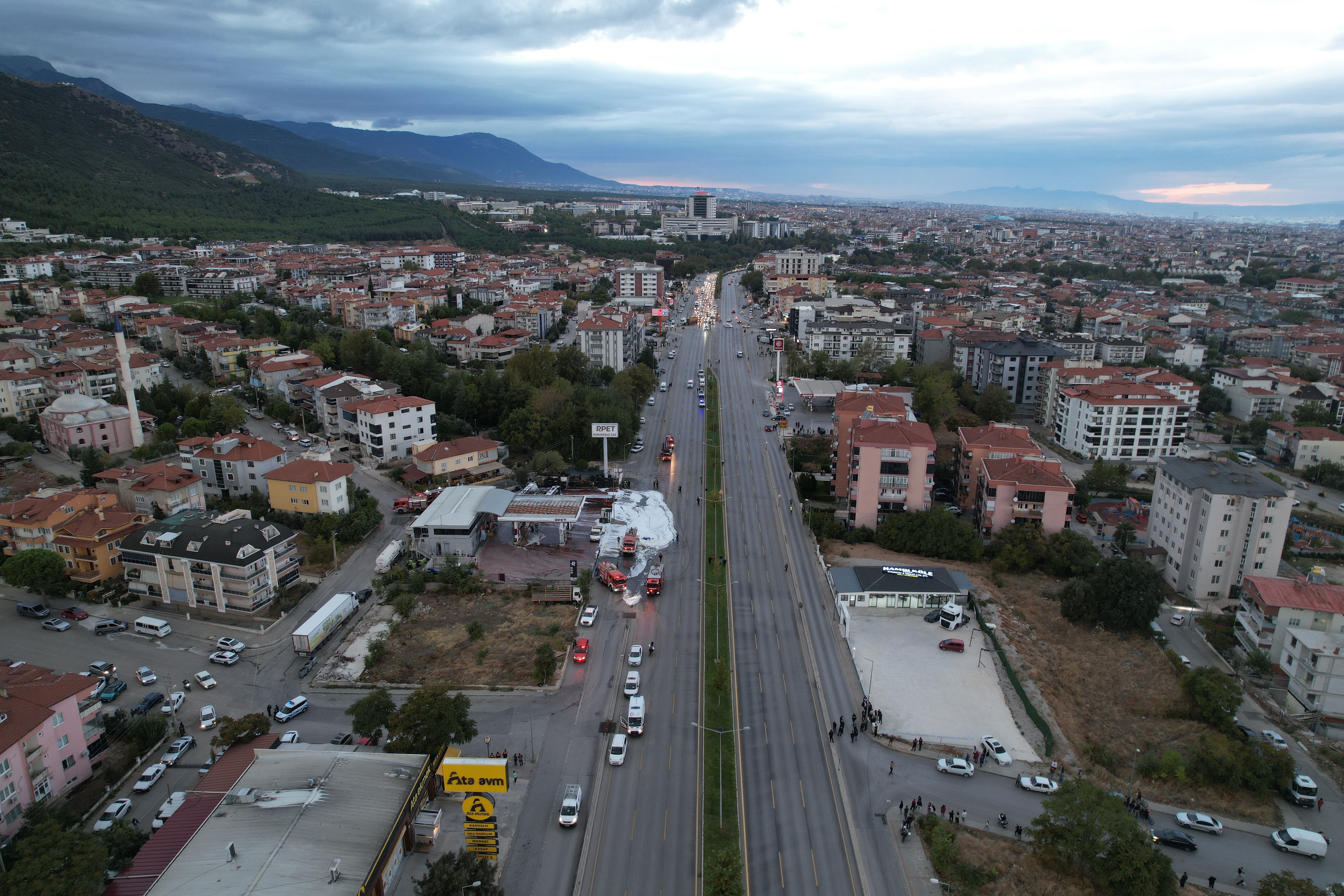 Denizli’de Akaryakıt Tankerinde Yangın 3 Tanker Hasar Gördü (5)