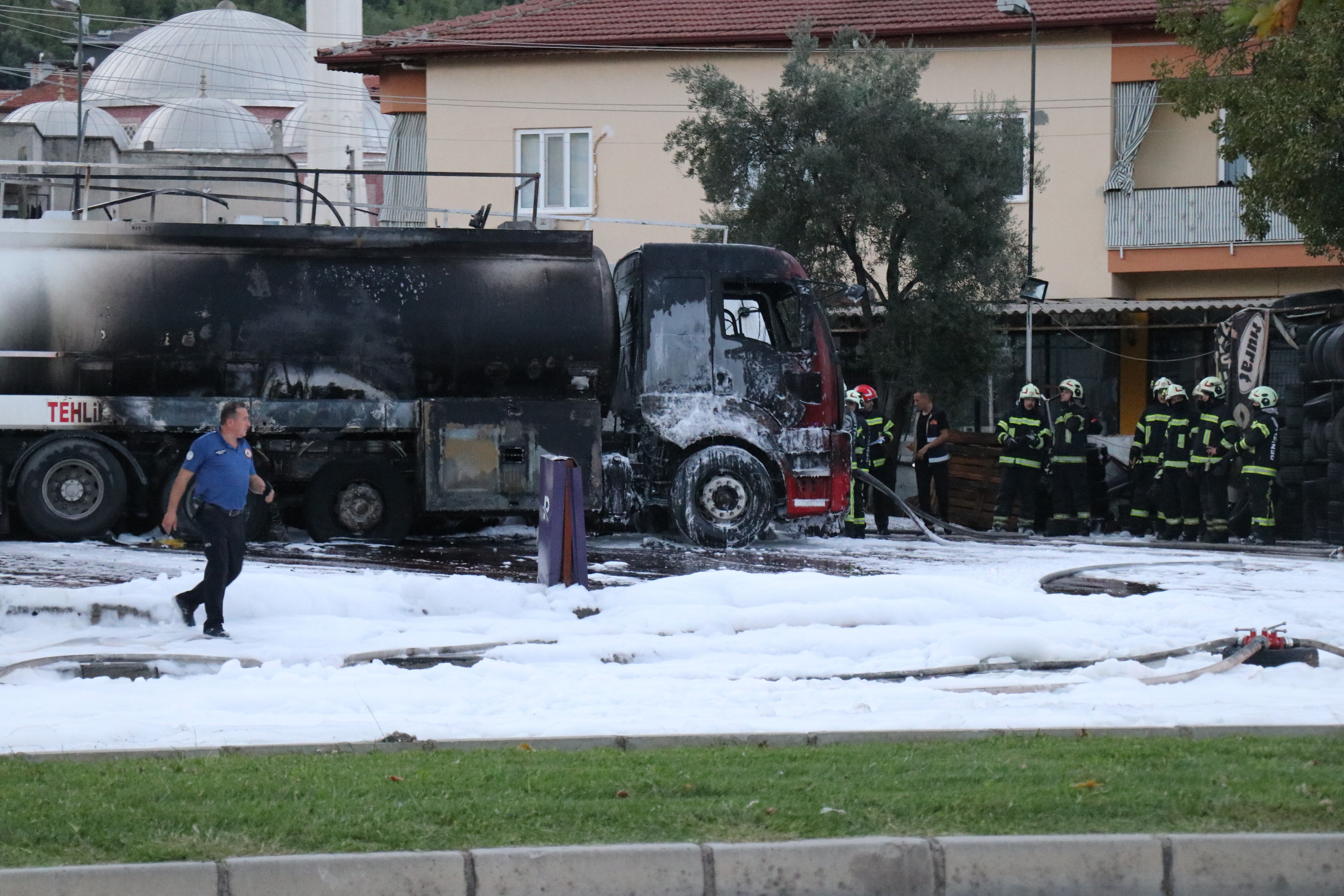 Denizli’de Akaryakıt Tankerinde Yangın 3 Tanker Hasar Gördü (6)