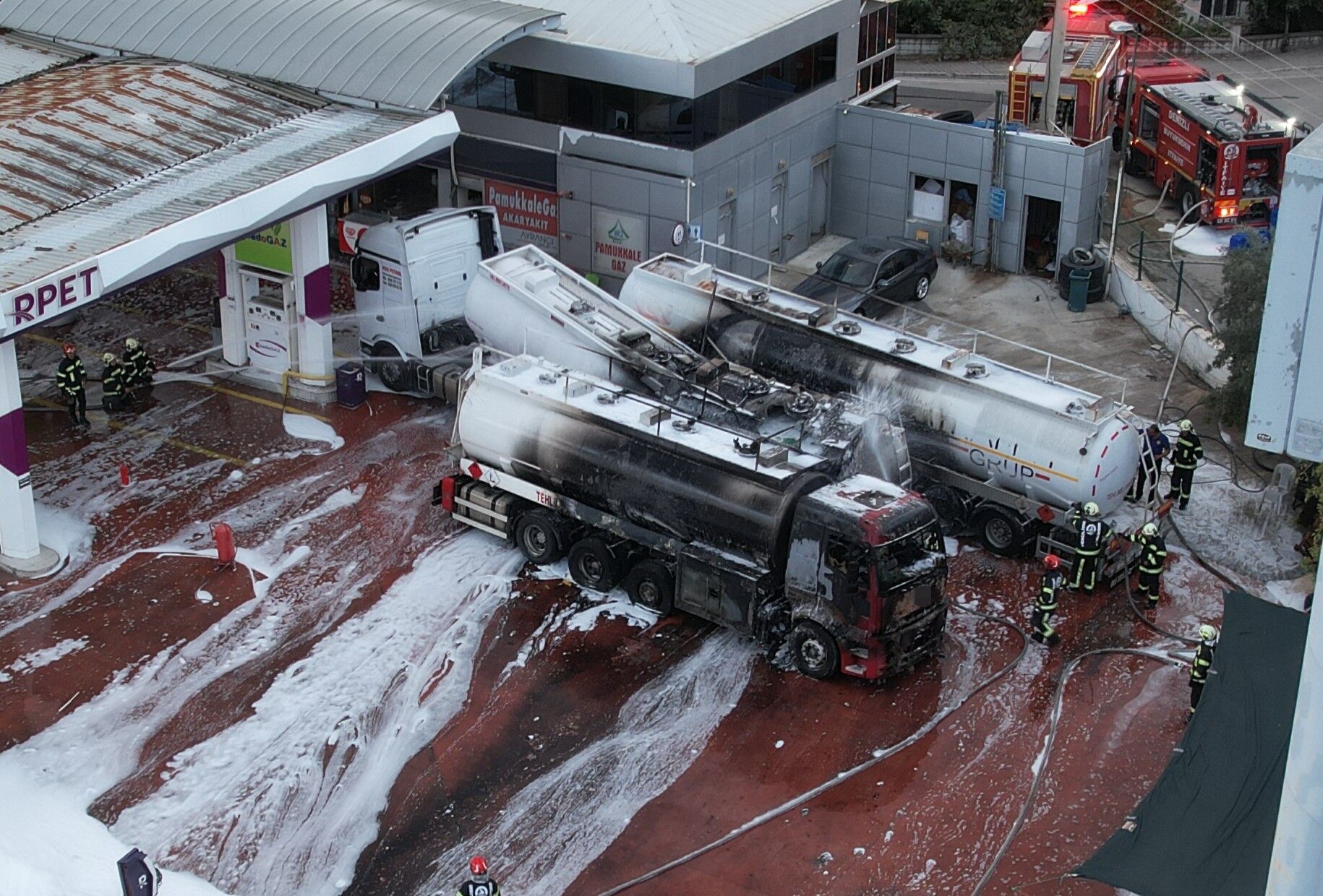 Denizli’de Akaryakıt Tankerinde Yangın 3 Tanker Hasar Gördü