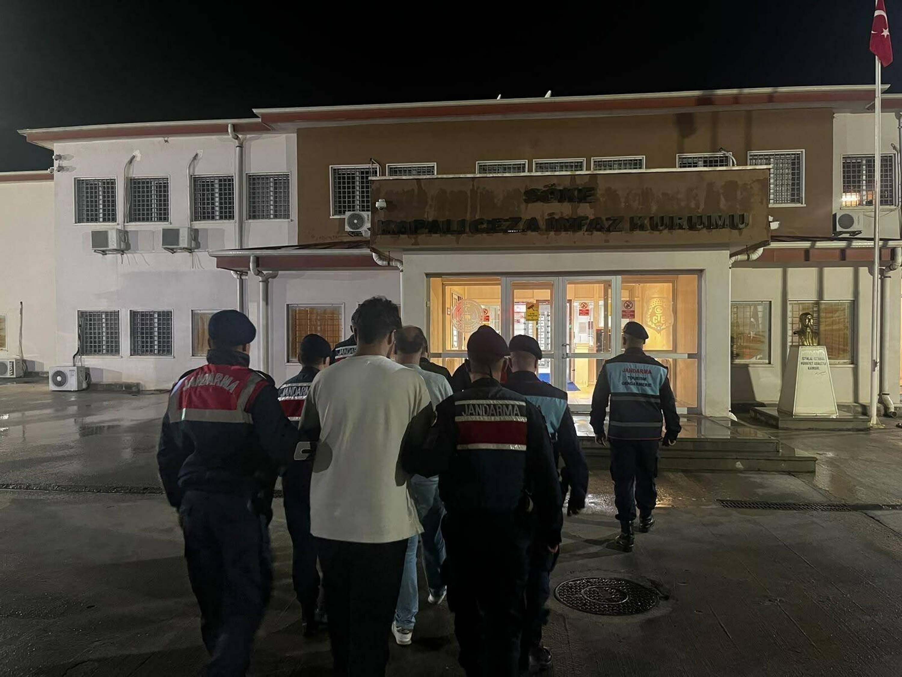Didim’de otele kaçak göçmen operasyonu
