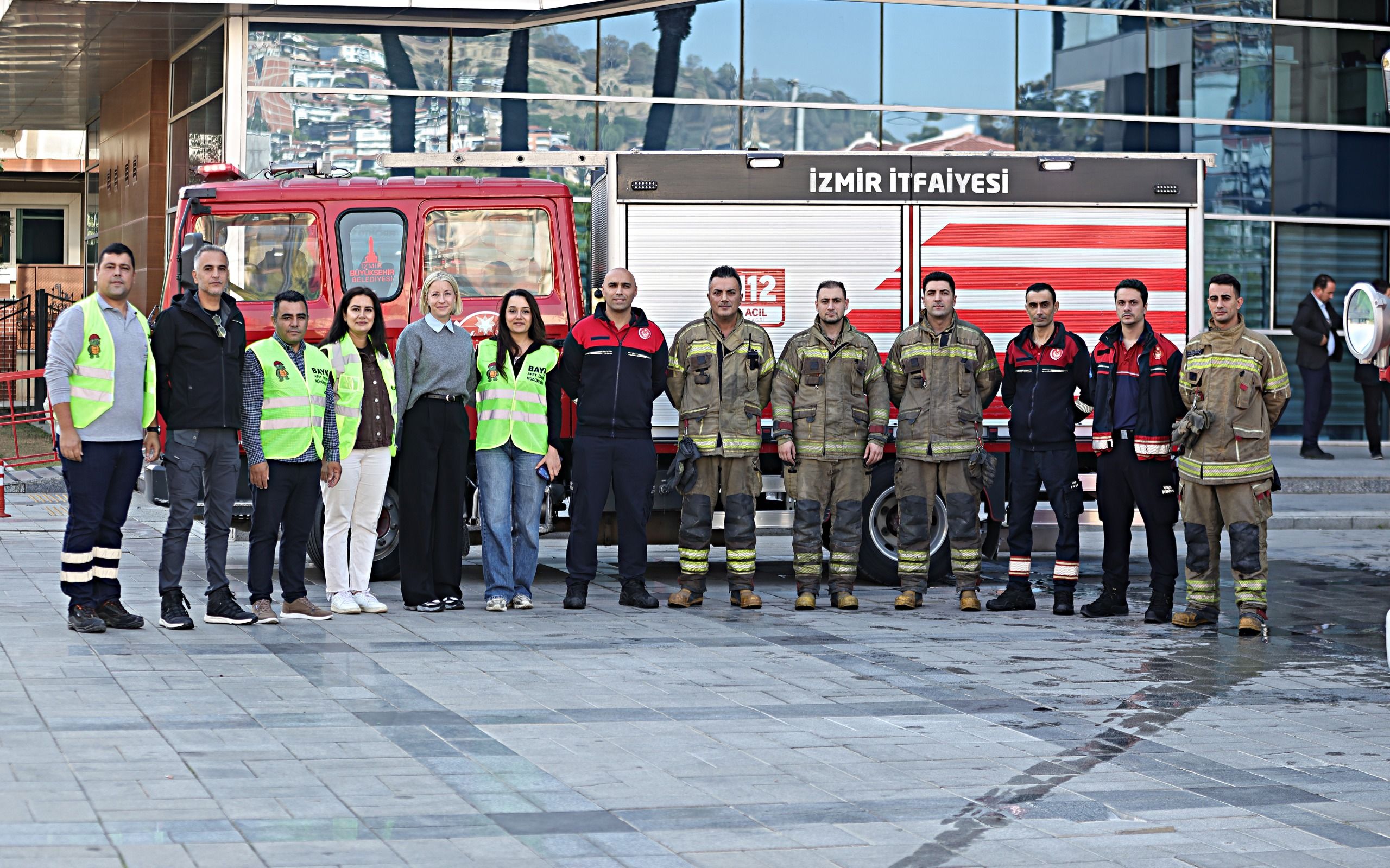 Spot: Bayraklı Belediyesi’ndeki tatbikatta 132 personel ve 9 vatandaş 6 dakikada tahliye edildi.
