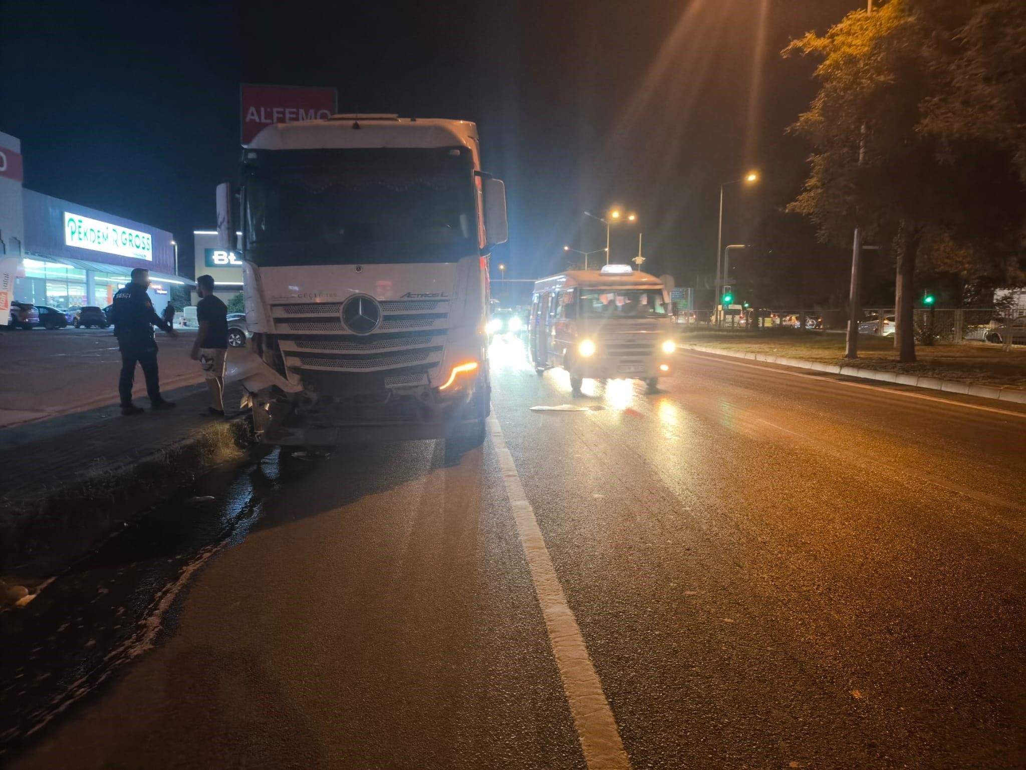 Efeler’de Tırla Çarpışan Tesla Alev Aldı (2)