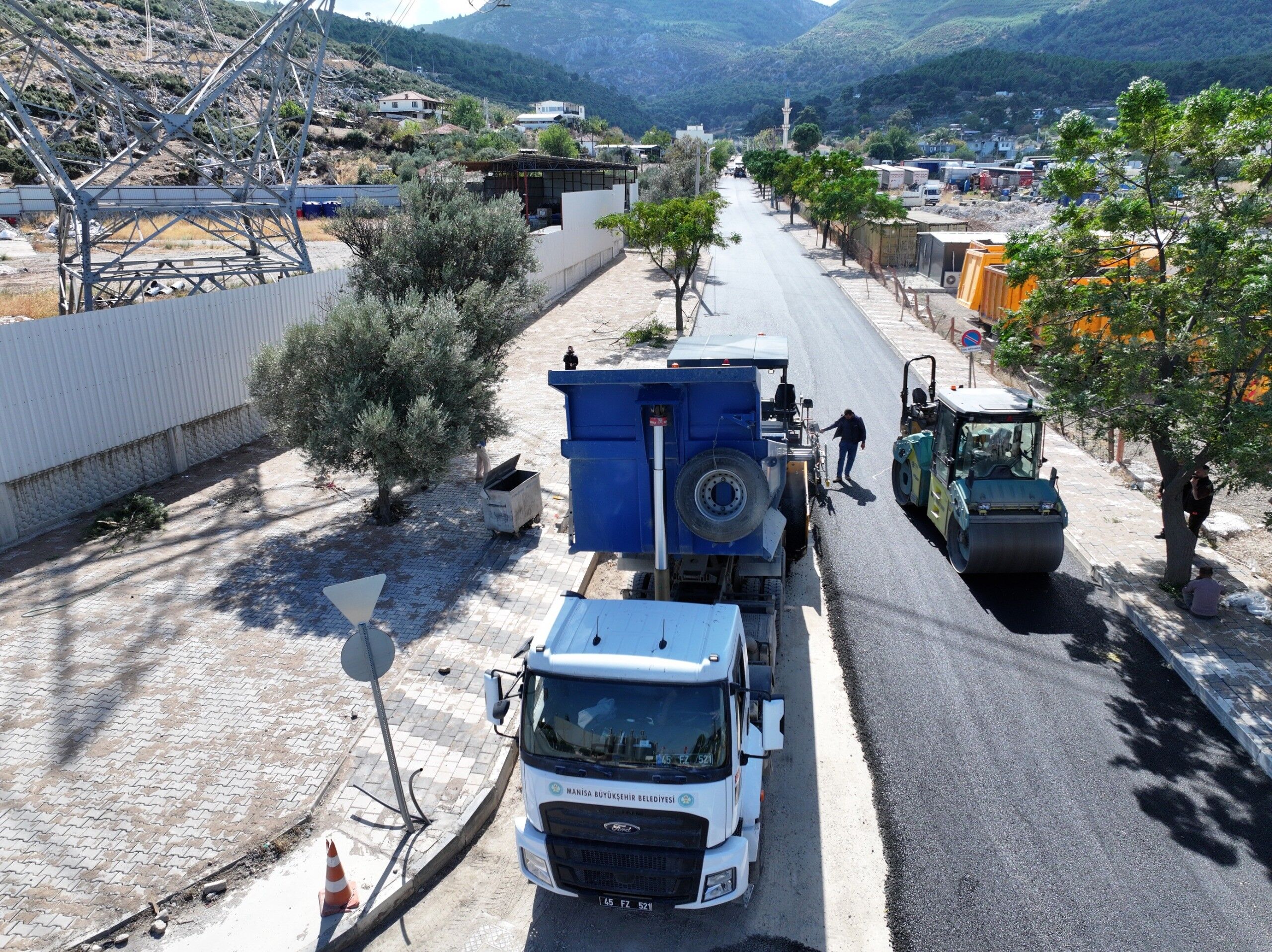 Emlakdere’de Iki Mahalleyi Bağlayan Yol Yenilendi (3)