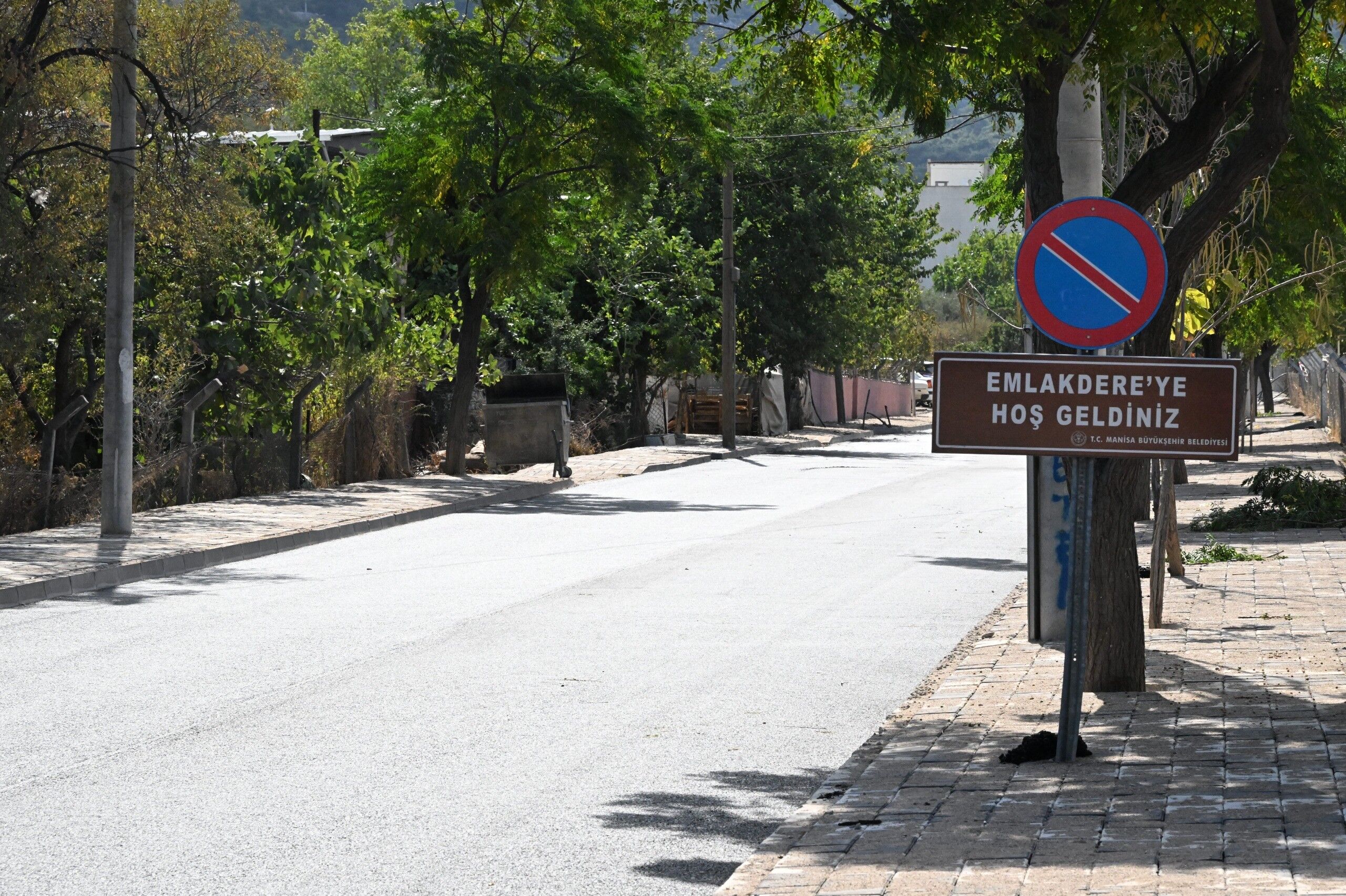 Emlakdere’de Iki Mahalleyi Bağlayan Yol Yenilendi