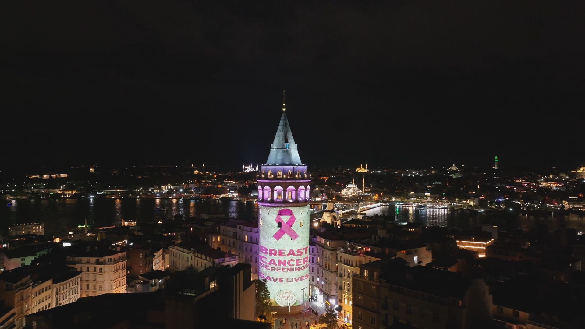 Galata Kulesi Pembe Renge Büründü