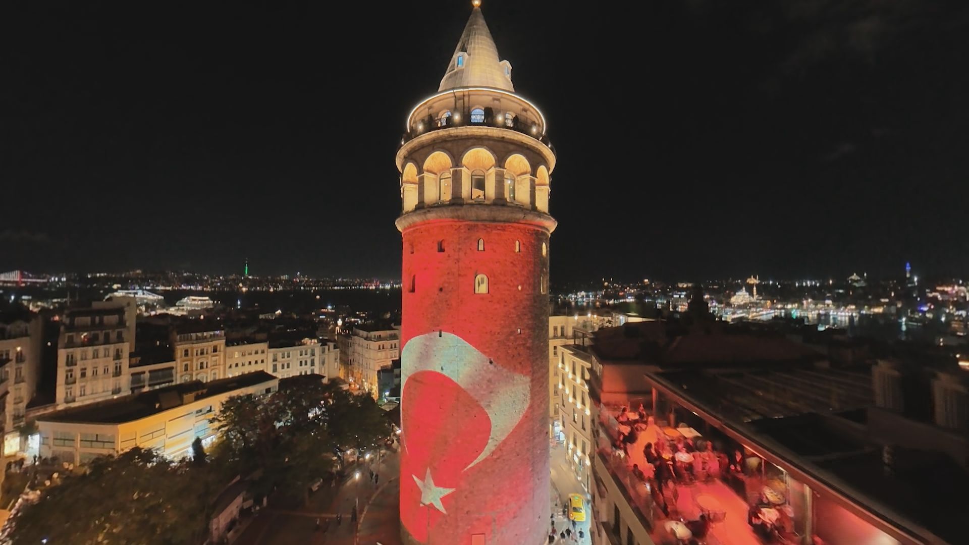 Galata Kulesi Türk Bayrağıyla Işıklandırıldı (2)