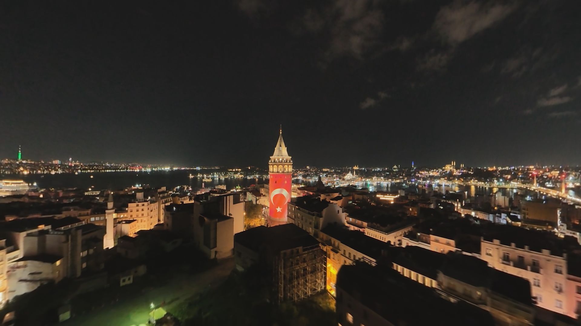 Galata Kulesi Türk Bayrağıyla Işıklandırıldı