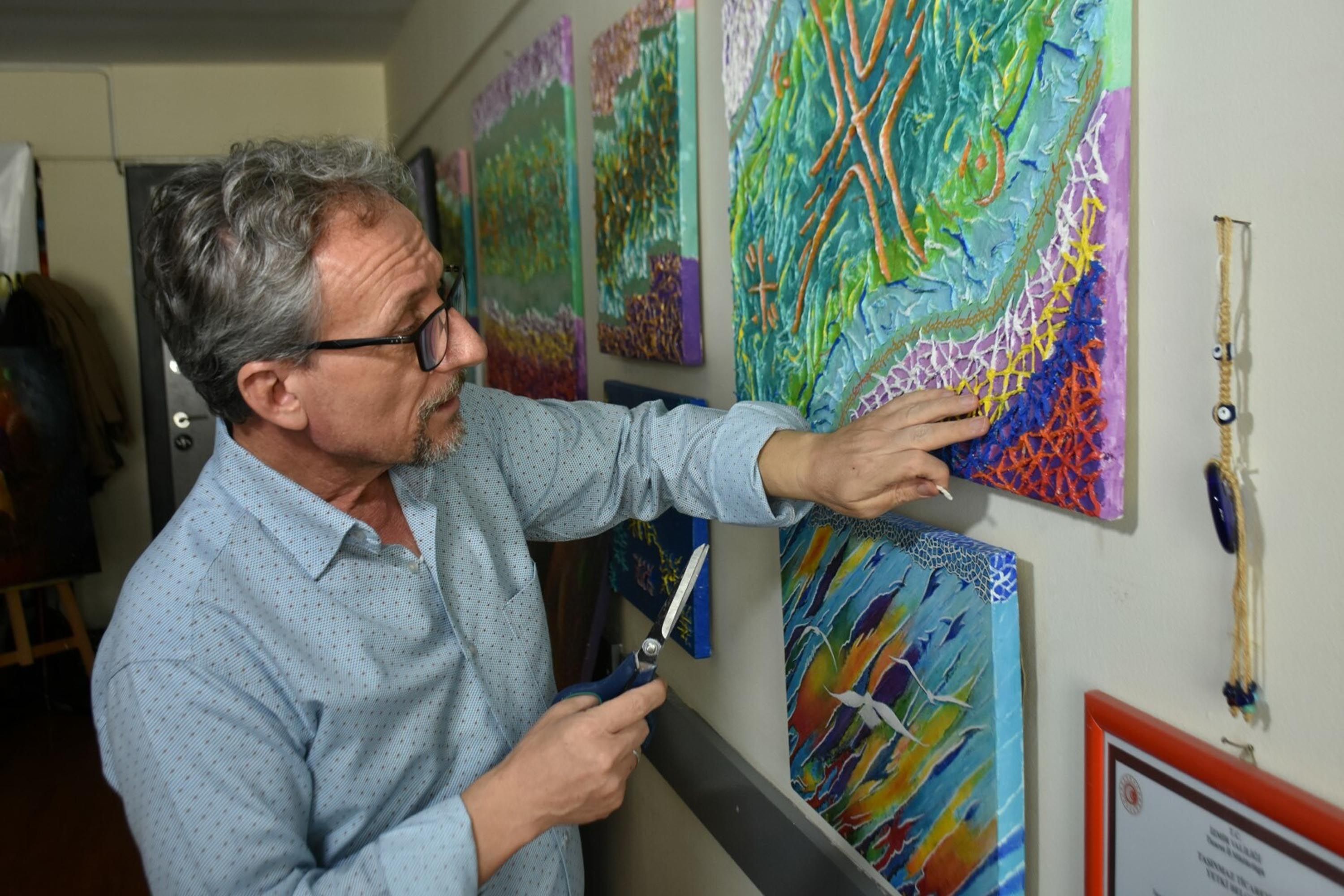 Emlak ofisinde sıra dışı sanat: Islak mendilden tablo yapıyor!