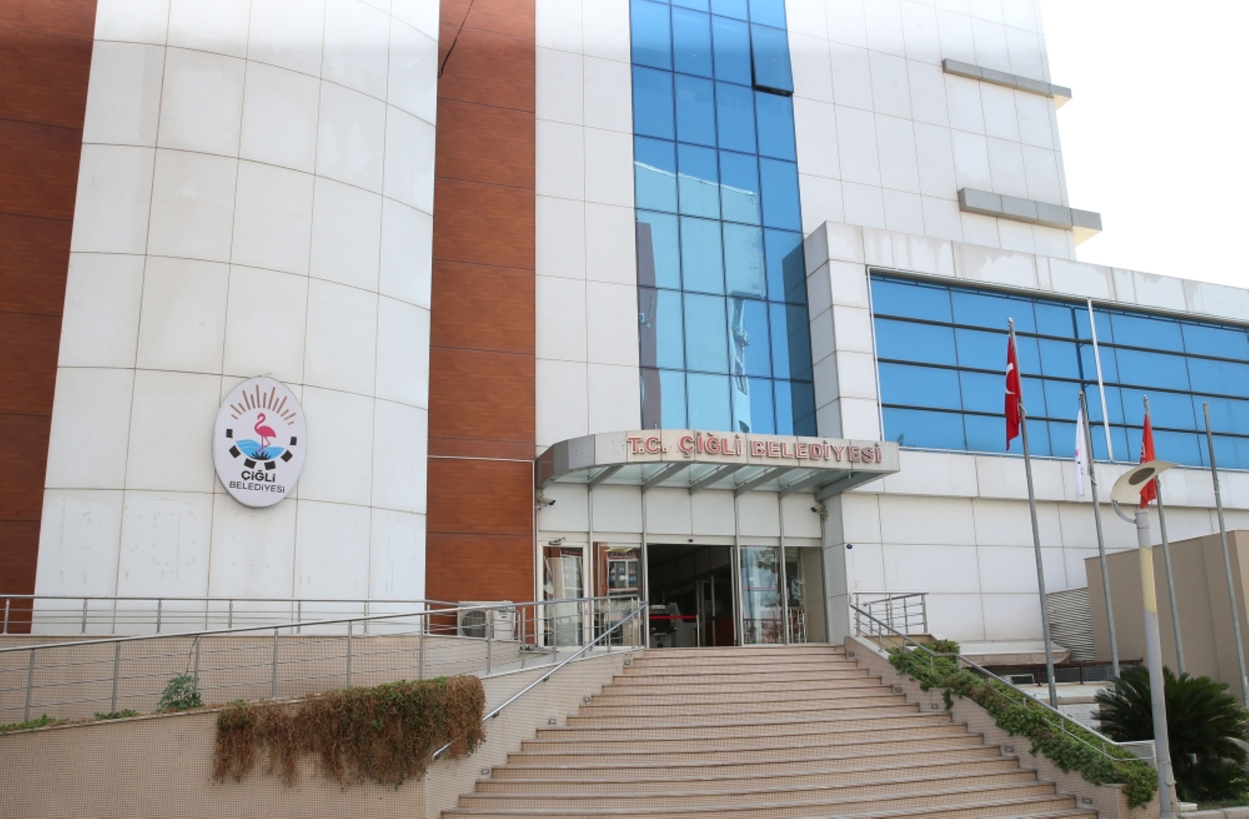 Çiğli Belediyesi, 53 araç ve iş makinesini bünyesine kazandırmak için girişimlerini başlattı. Hedef, hizmet kapasitesini artırmak ve kiralama maliyetlerini azaltmak.