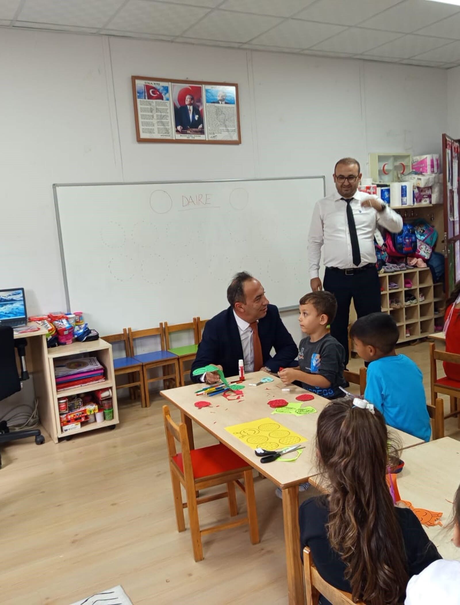 İlçe müdürü öğrencilerin oyununa ortak oldu
