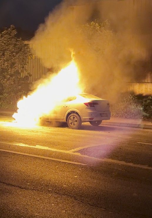 İstanbul’da seyir halindeki otomobil alev aldı