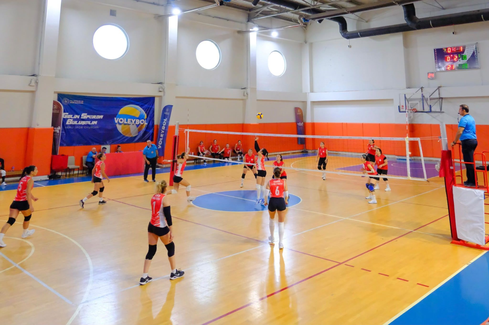 İzmir İl Millî Eğitim Müdürlüğü Kadın Voleybol Takımı, Ilk Kez Katıldığı Kamu Spor Oyunları’nda Il Şampiyonluğunu Kazanarak Bölge Müsabakalarına Katılma Hakkı Elde Etti (2)