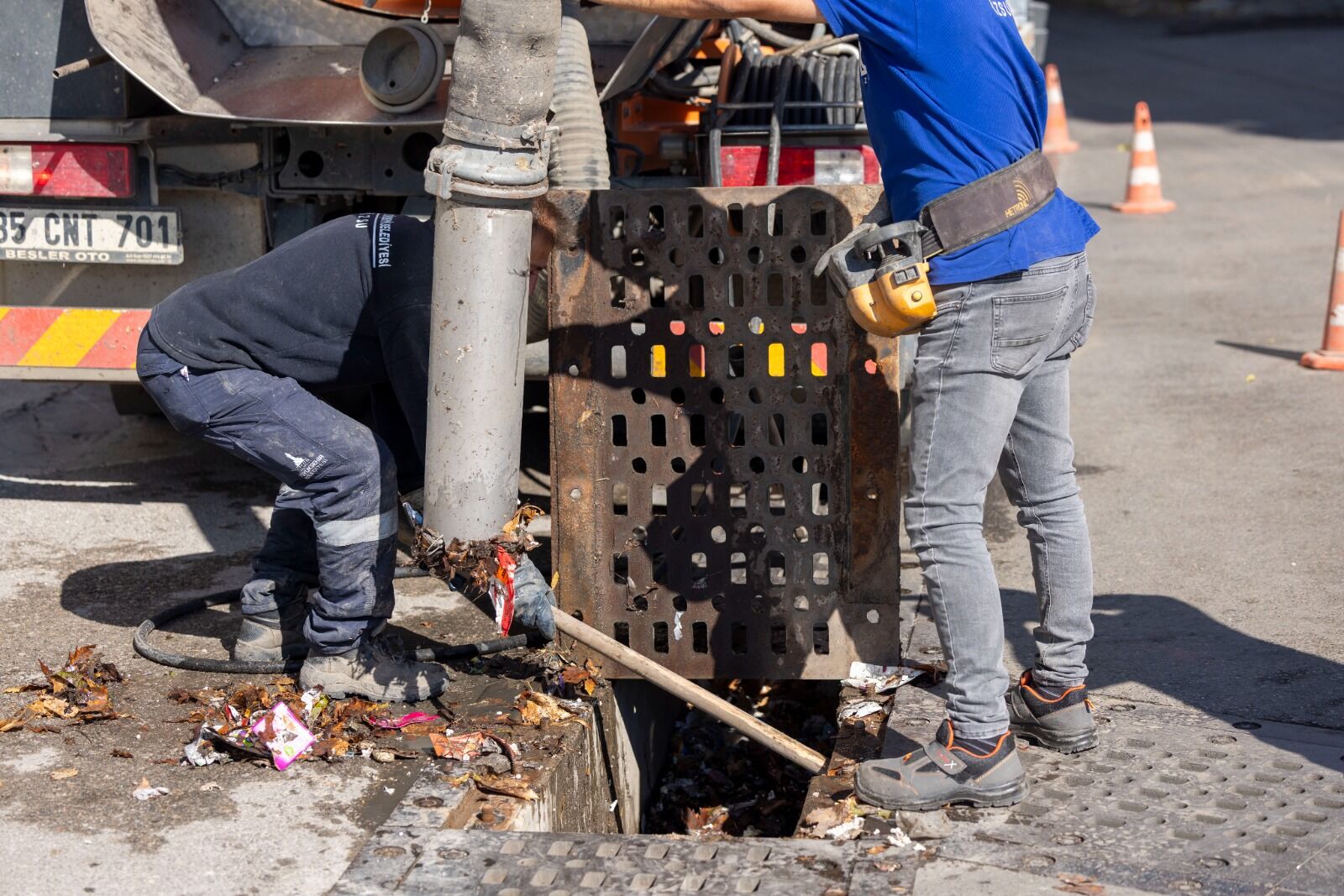 İzmir’de 11 Ilçede 117 Bin 762 Yağmursuyu Izgarası Ile 232 Kilometrelik Sıra Izgaranın Temizliği Tamamlandı (6)