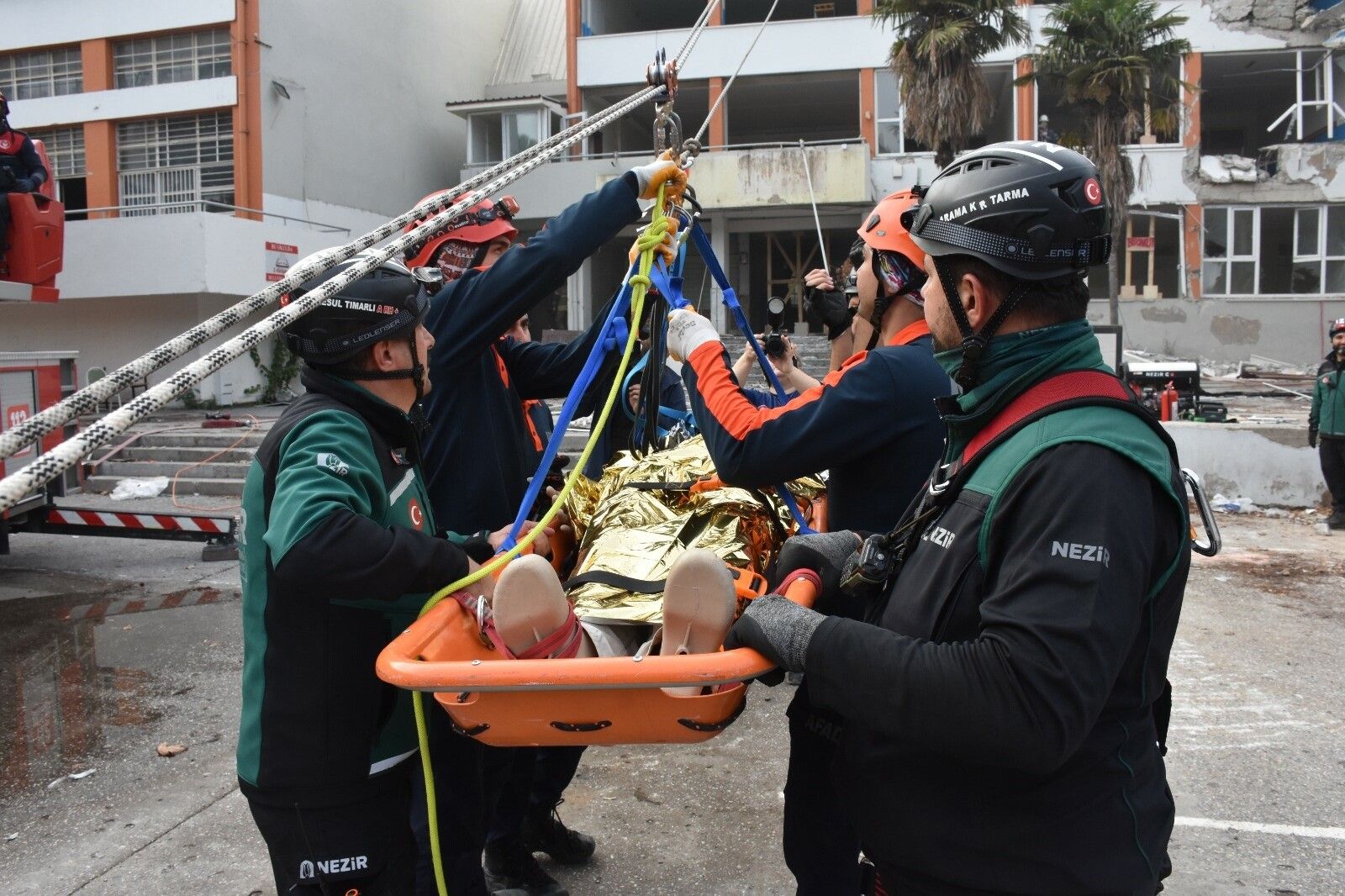 İzmir'de 2 Bin 198 Personelin Katılımıyla Deprem Tatbikatı (4)