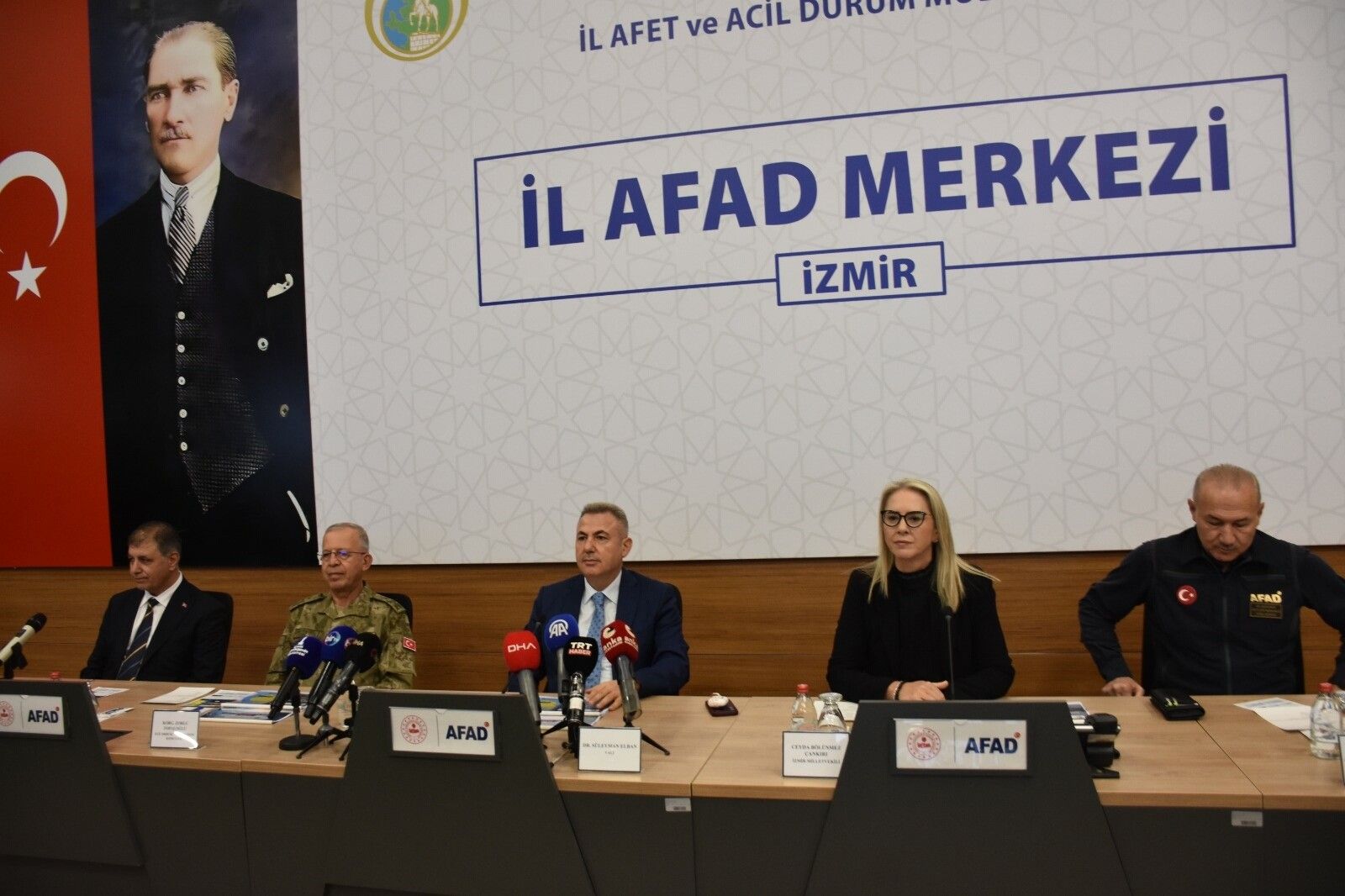 İzmir'de 2 Bin 198 Personelin Katılımıyla Deprem Tatbikatı (7)