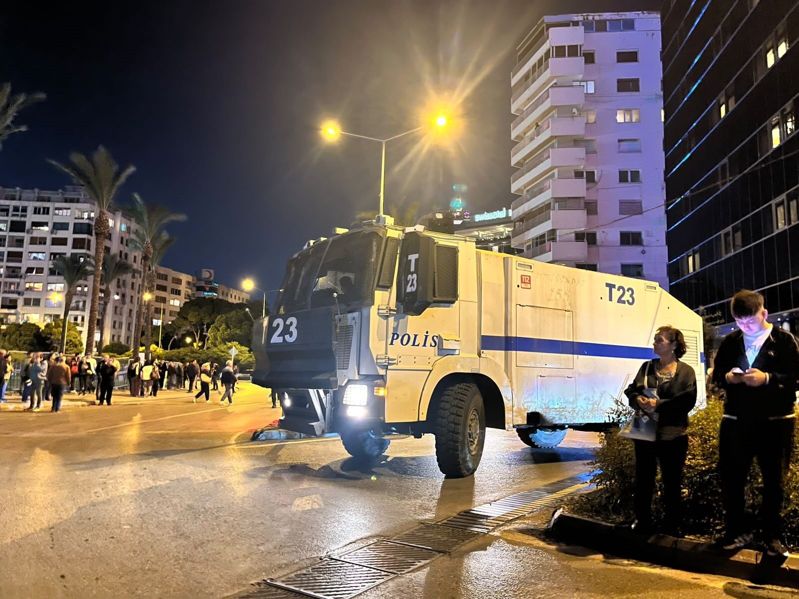 İzmir'de Cemil Tugay'ı Protesto Etmek (1)