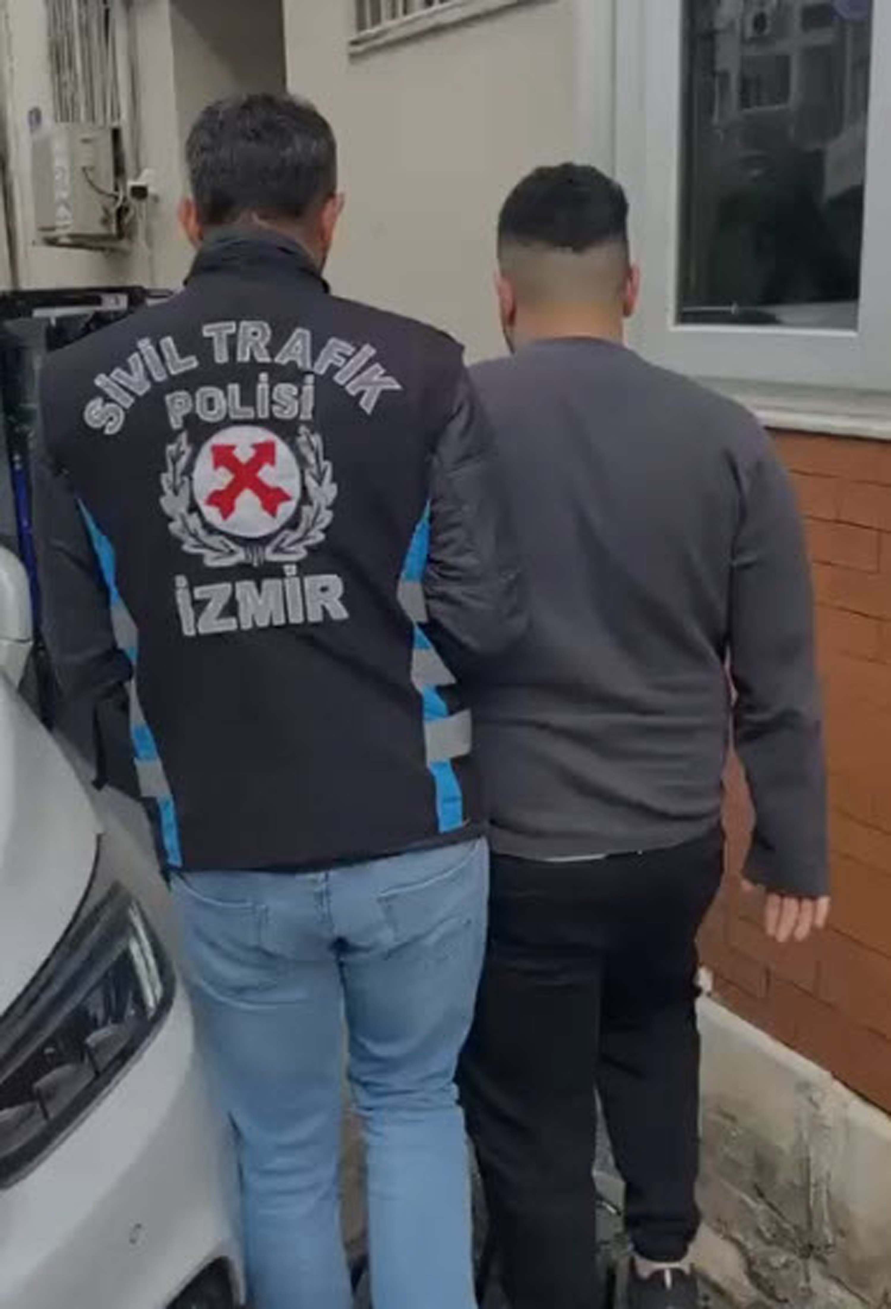 İzmir’de Trafikte Tehlike Saçan Sürücüye Ağır Ceza! (4)