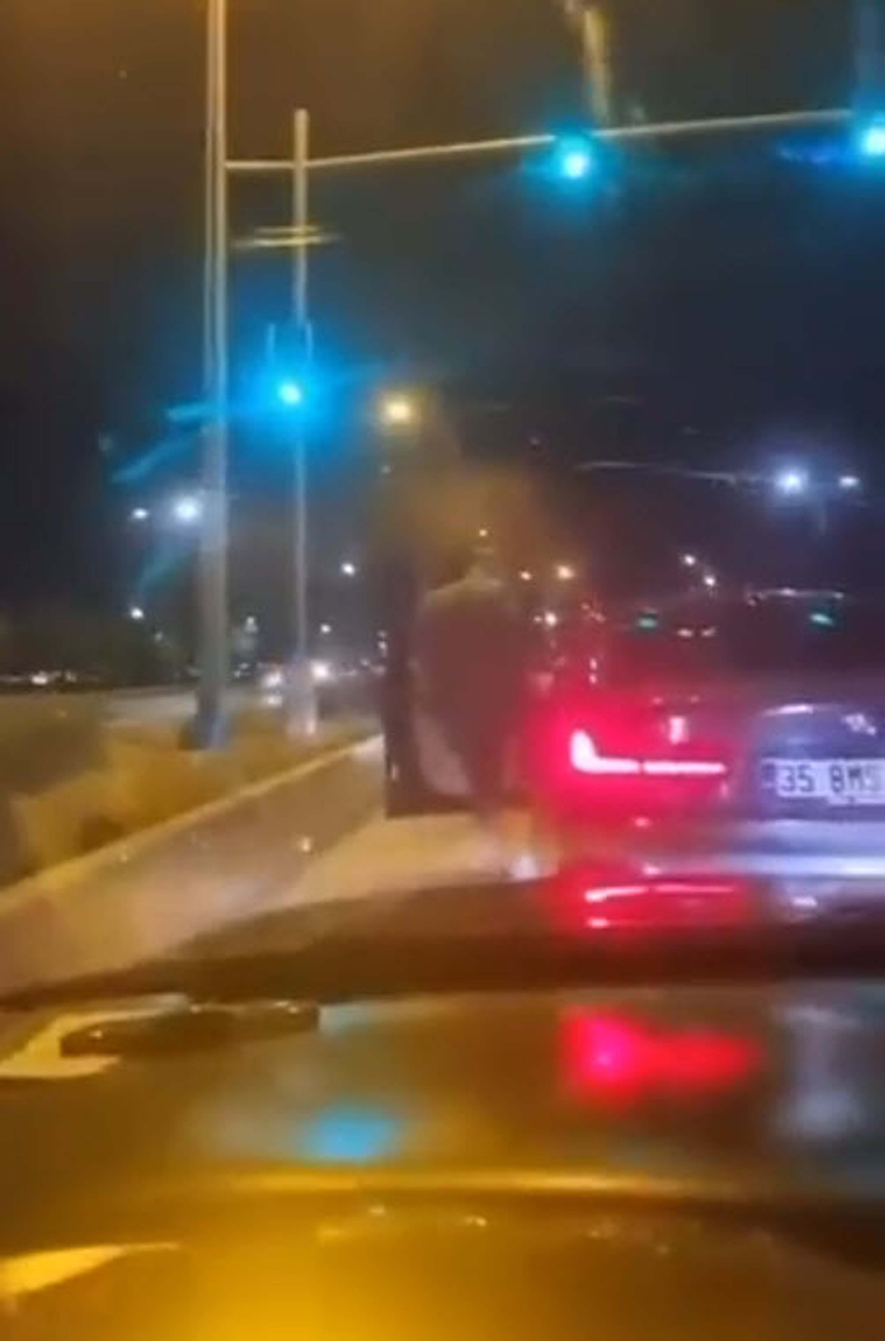 İzmir’de Trafikte Tehlike Saçan Sürücüye Ağır Ceza!