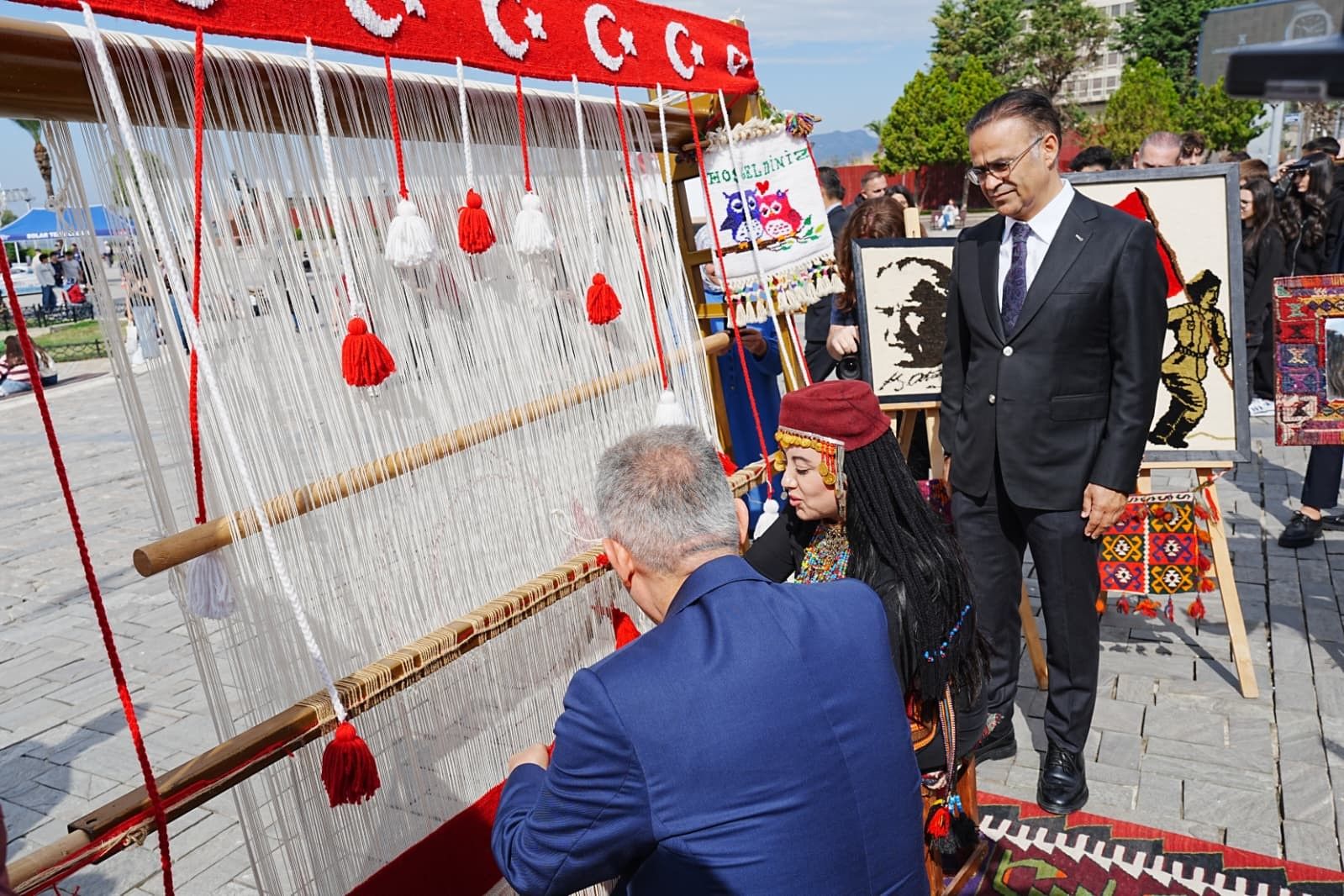 İzmir’de Türk bayrağı için ilk ilmek atıldı