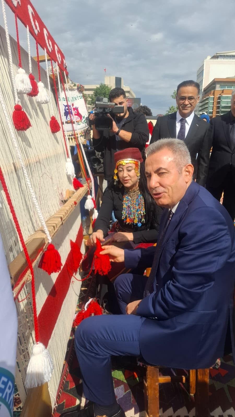 İzmir’de Türk Bayrağı Için Ilk Ilmek Atıldı