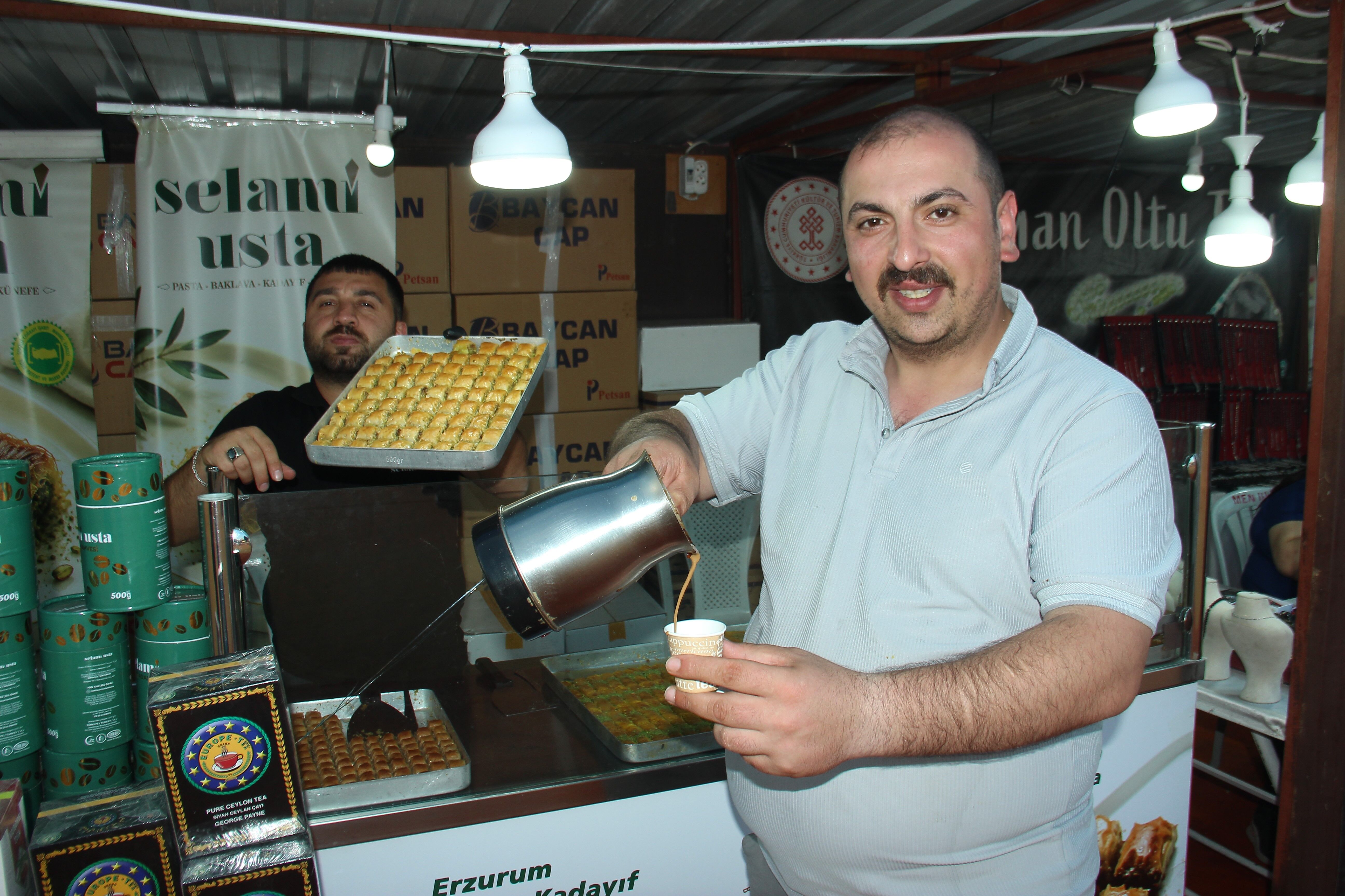 İzmir’deki Erzurum Tanıtım Günleri’nde Cağ Kebabı (2)