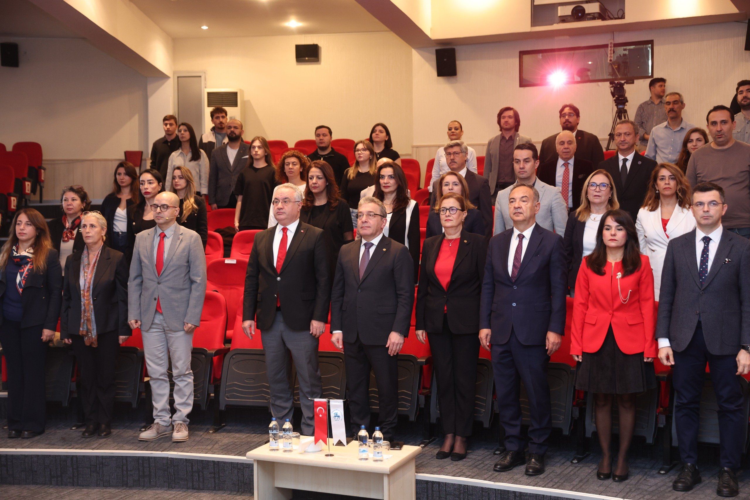 İzmi̇r'i̇n Üni̇versi̇teleri̇ Cumhuri̇yet'i̇n Kazanimlarini Deü'de Konuştu (1)