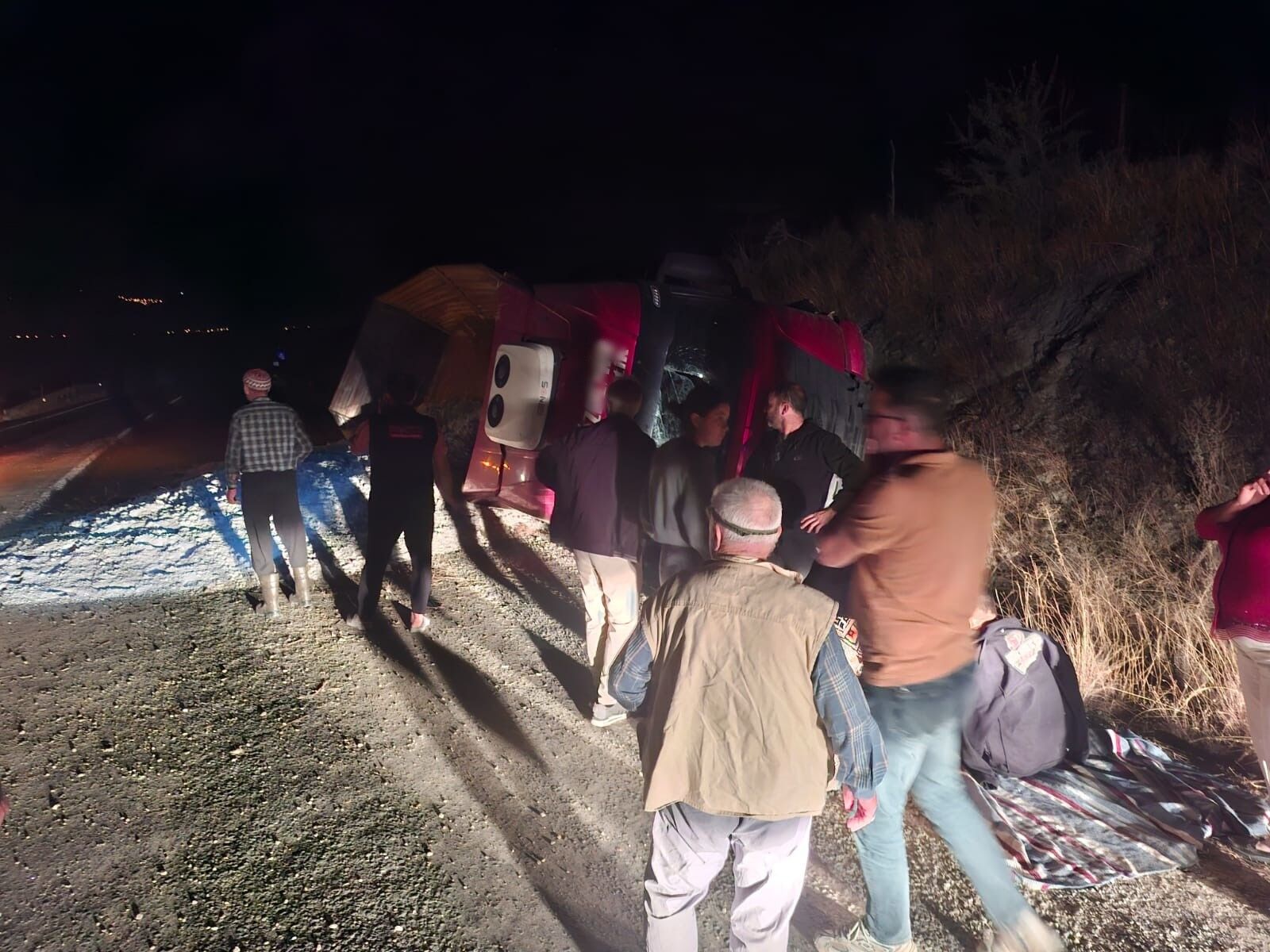Karpuzlu Çine Yolunda Kum Yüklü Tır Devrildi 1 Yaralı,-1