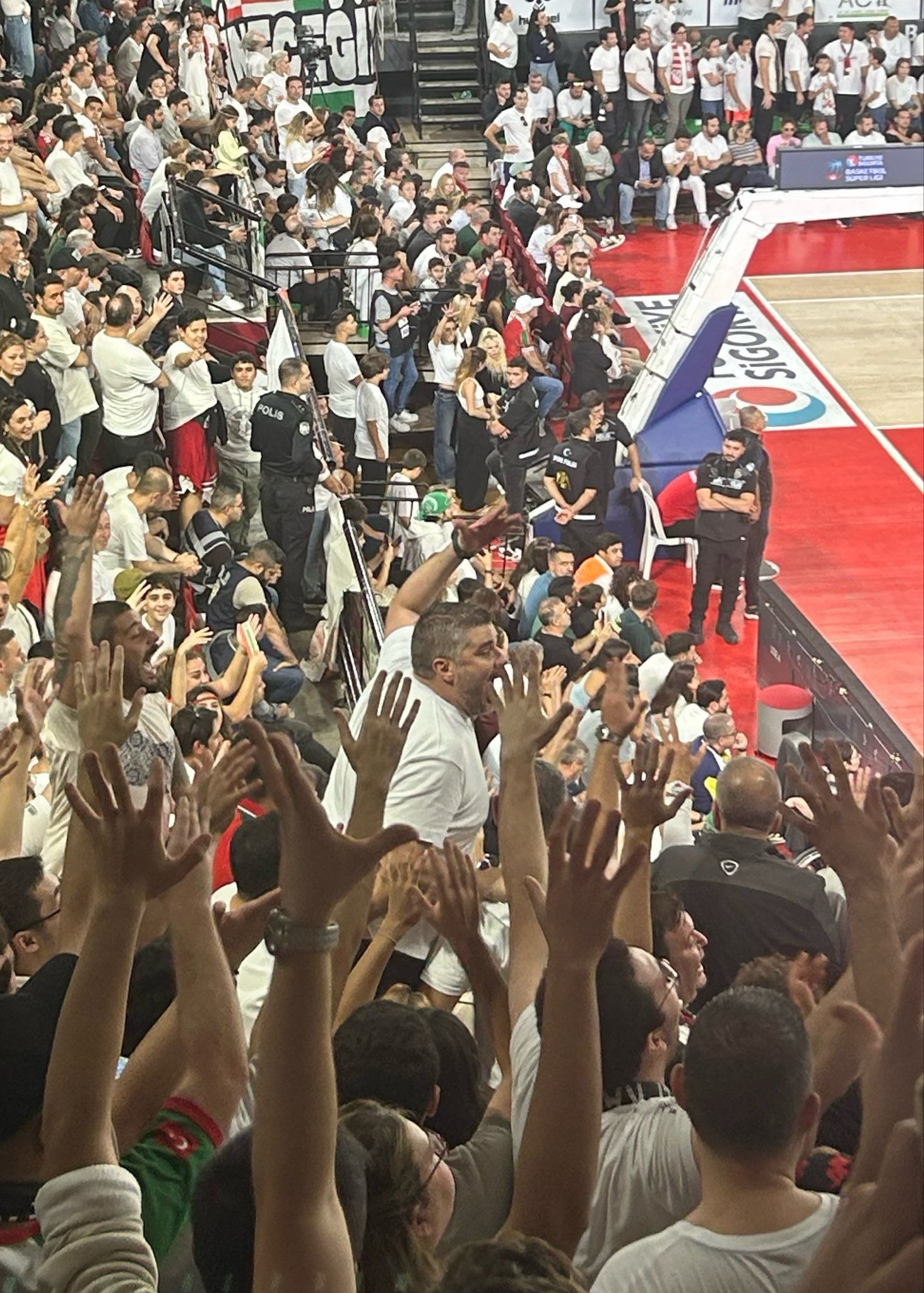 Karşıyaka Başkanı Tusder yine taraftar tribününde!