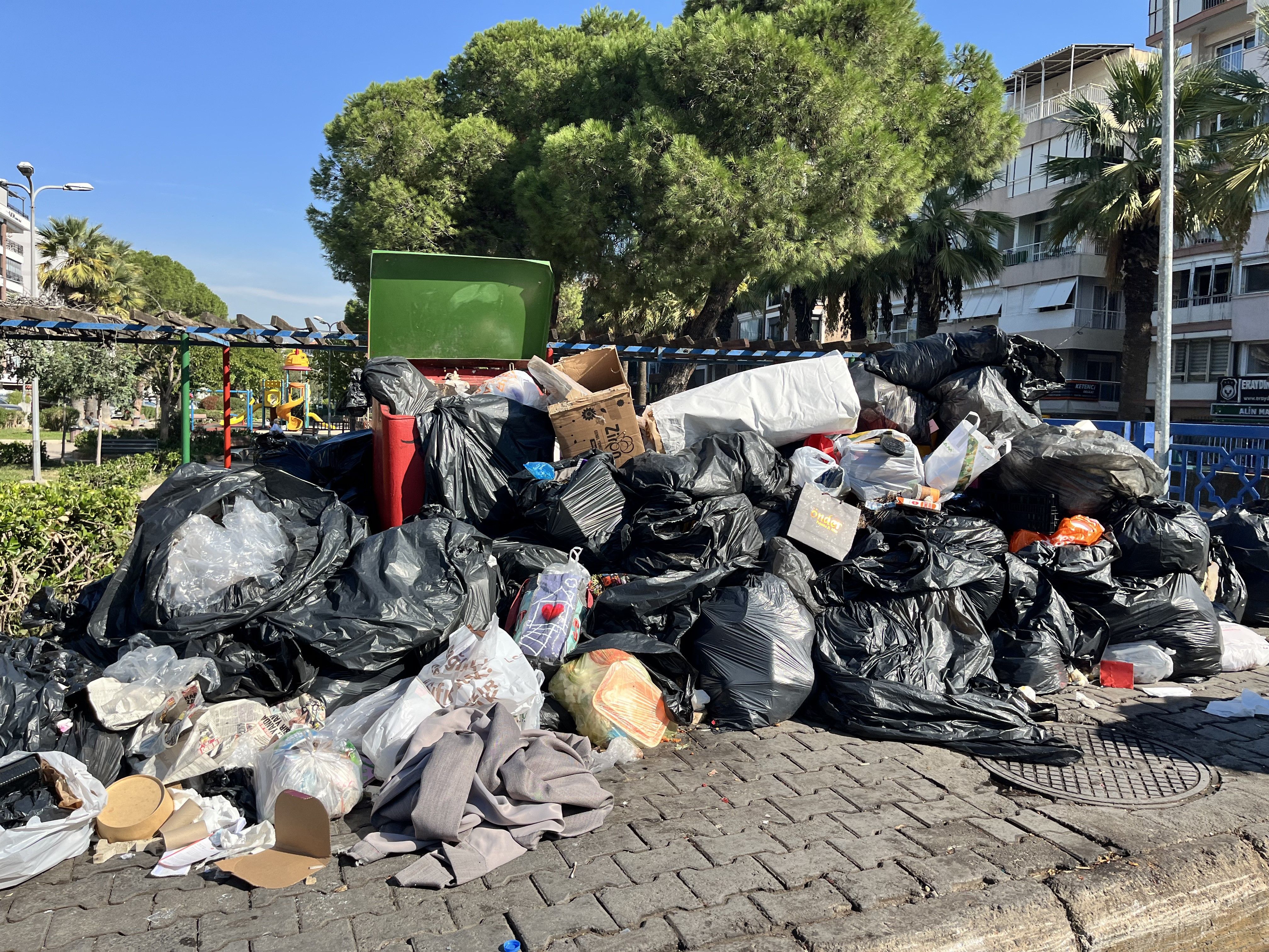 Karşıyaka’da Çöp Krizi Büyüyor Sokaklar Çöp Yığınlarıyla Doldu! (4)