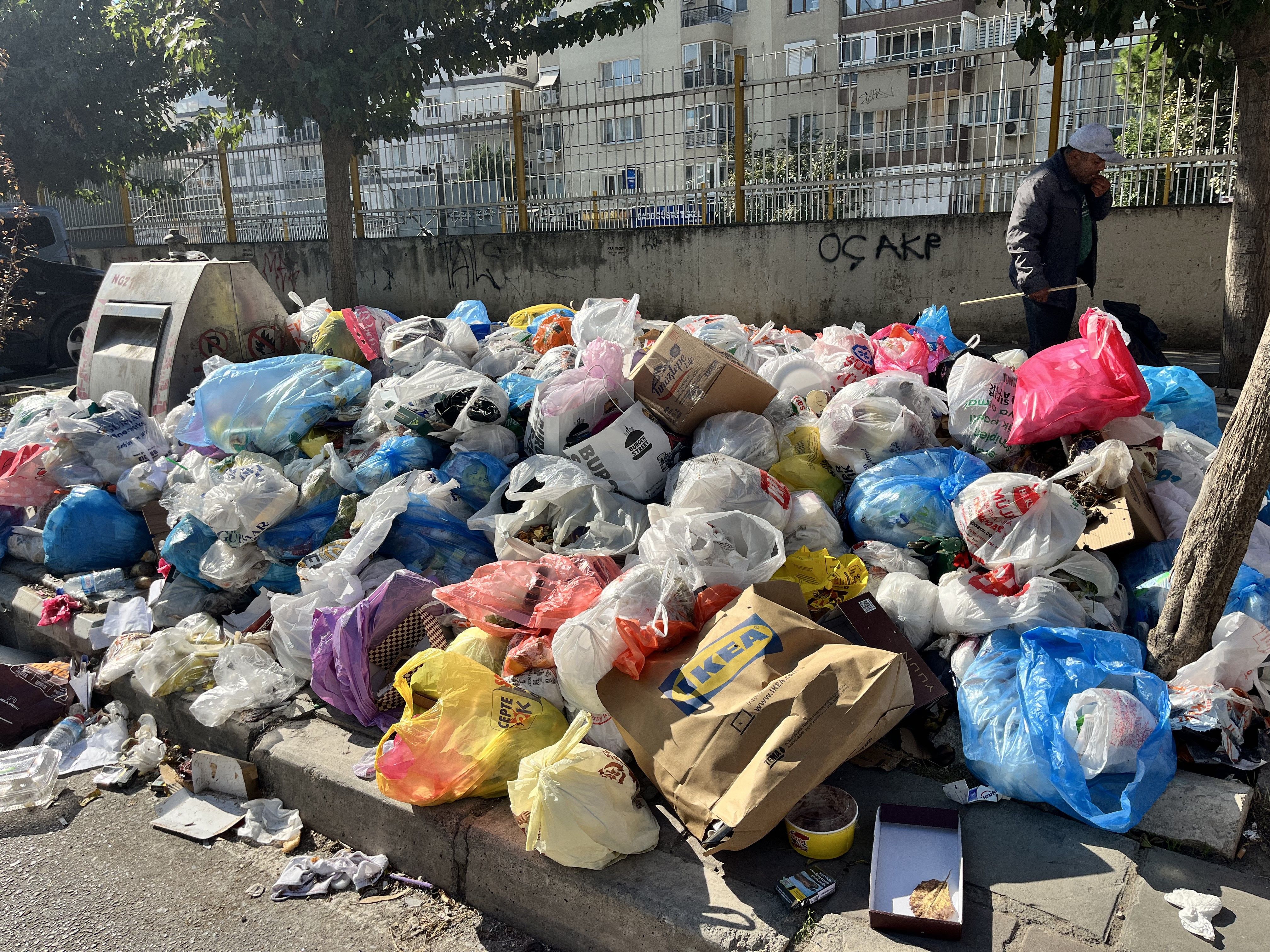 Karşıyaka’da Çöp Krizi Büyüyor Sokaklar Çöp Yığınlarıyla Doldu! (6)
