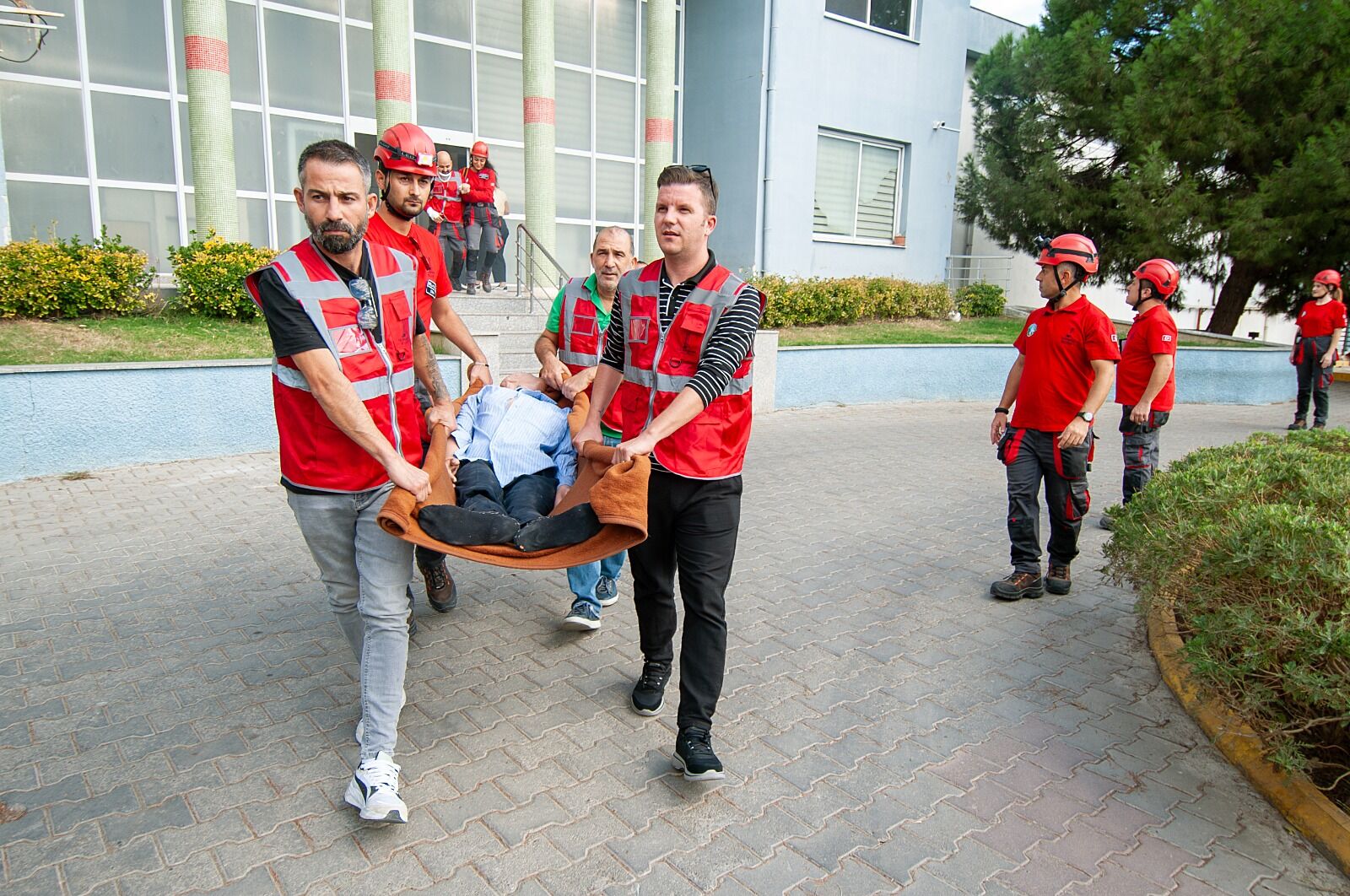 Karşıyaka'da Deprem Tahliye Tatbikatı (5)