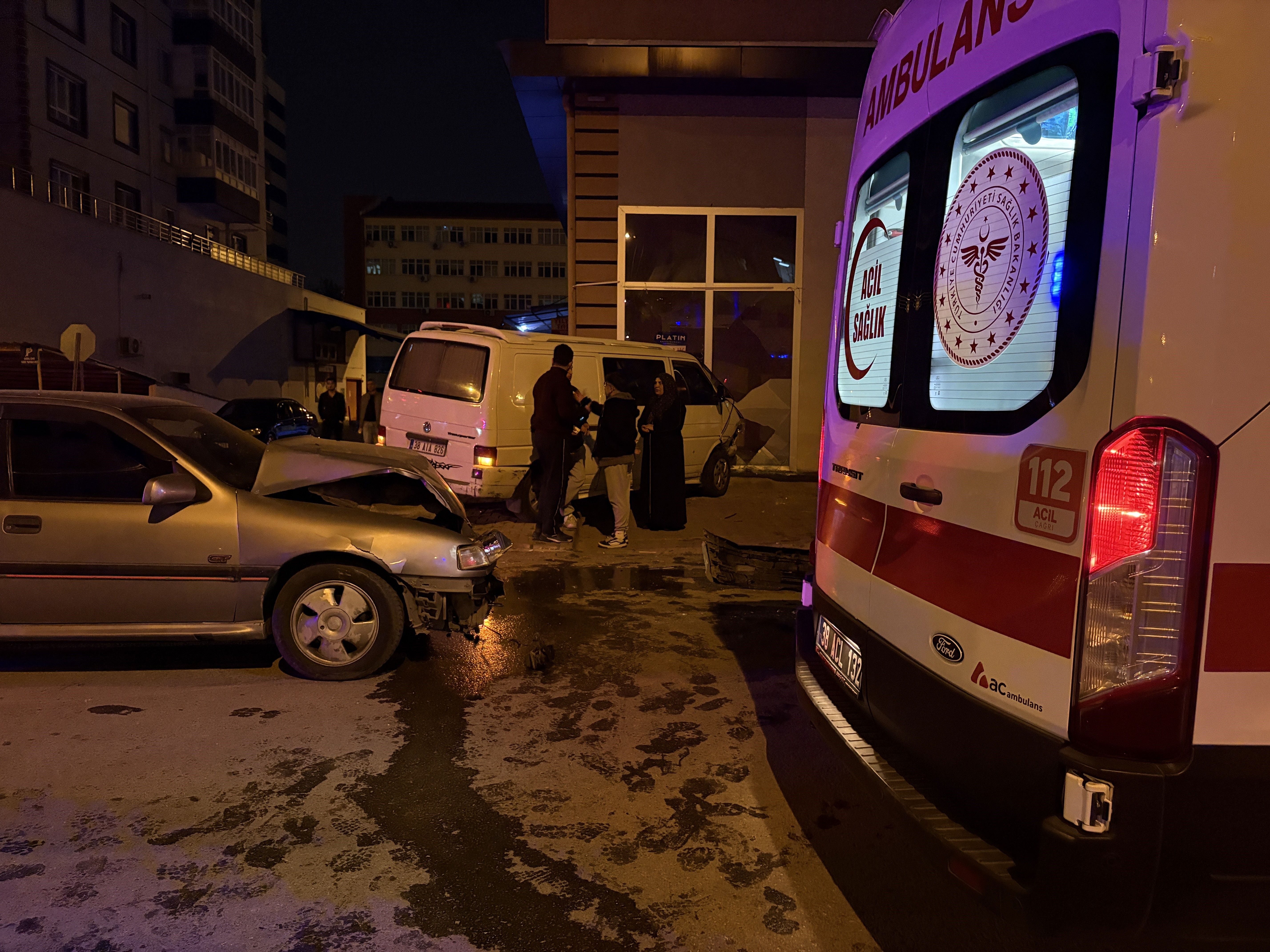 Kayseri’de Otomobil Ile Minibüs Çarpıştı 2 Yaralı (2)