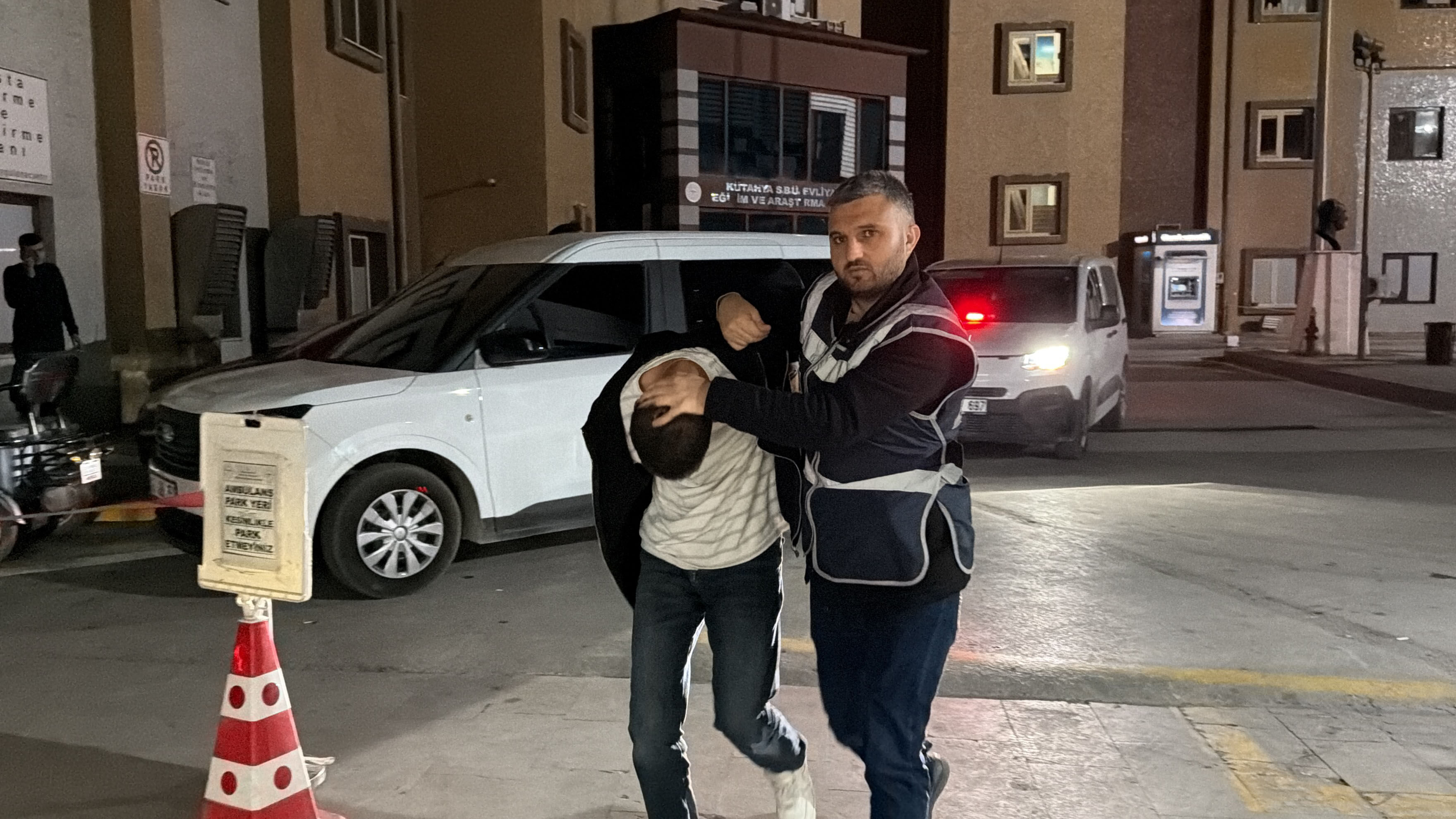 Kendilerini Polis Olarak Tanıtan 3 Şüpheli Yakalandı (4)