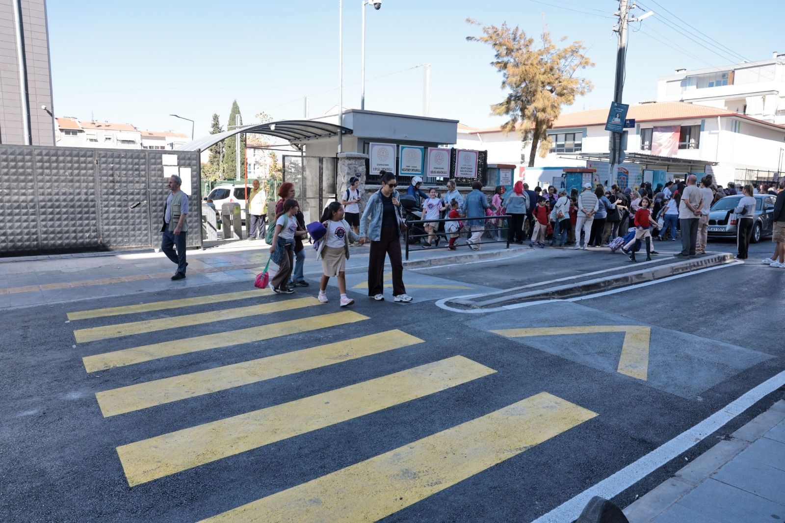 Konak Belediyesi, Beş Okulun Kullandığı 156 Sokak’ta Trafik Ve Yaya Güvenliğini Artırmaya Yönelik Düzenleme Yaptı (3)