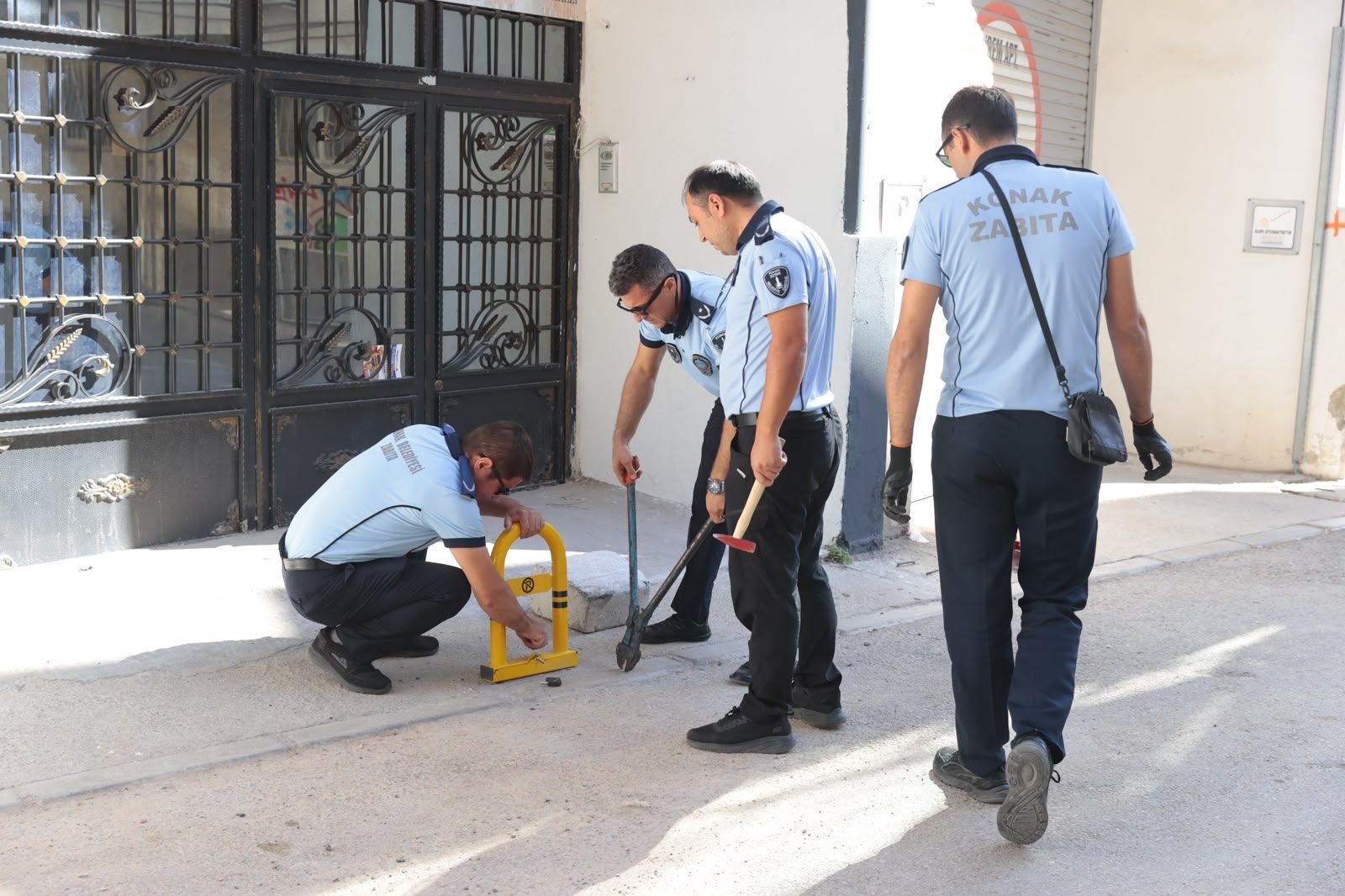 Konak’ta kaldırım ve yol işgallerine müdahale!