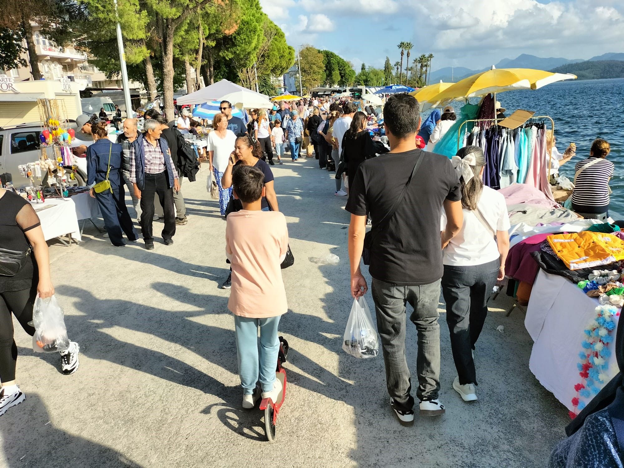 Köyceğiz Ikinci El Pazarında Yoğunluk