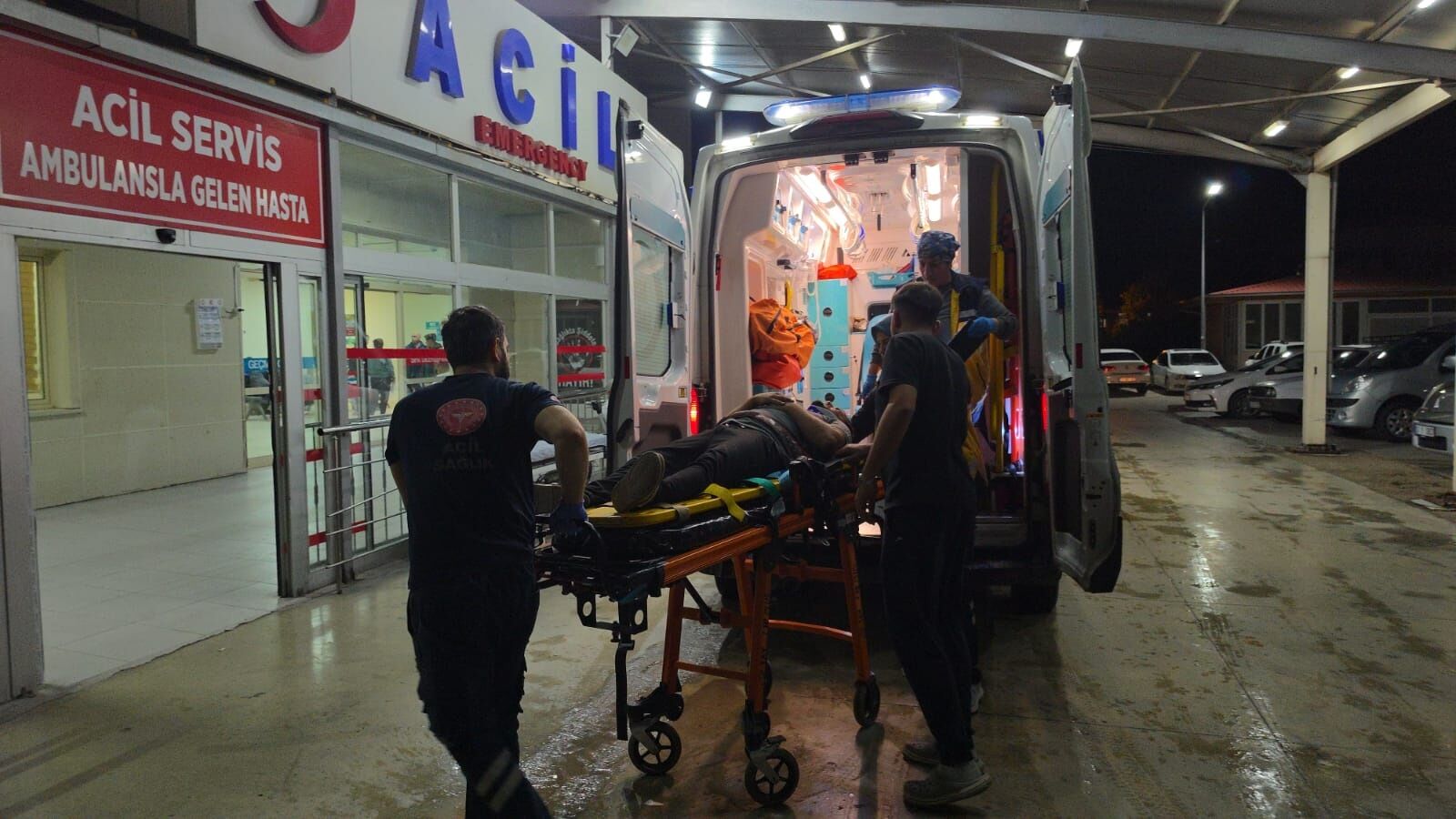 Kozan’da Kanala Düşen Hafif Ticari Araçta 2 Kişi Yaralandı (2)